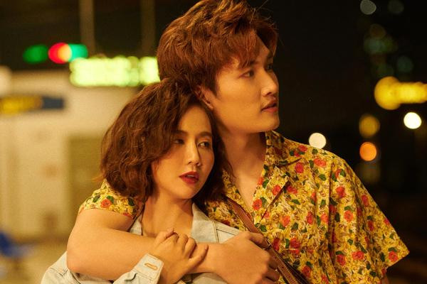 Cả hai thân thiết trong hậu trường. Cả hai thân thiết trong hậu trường.