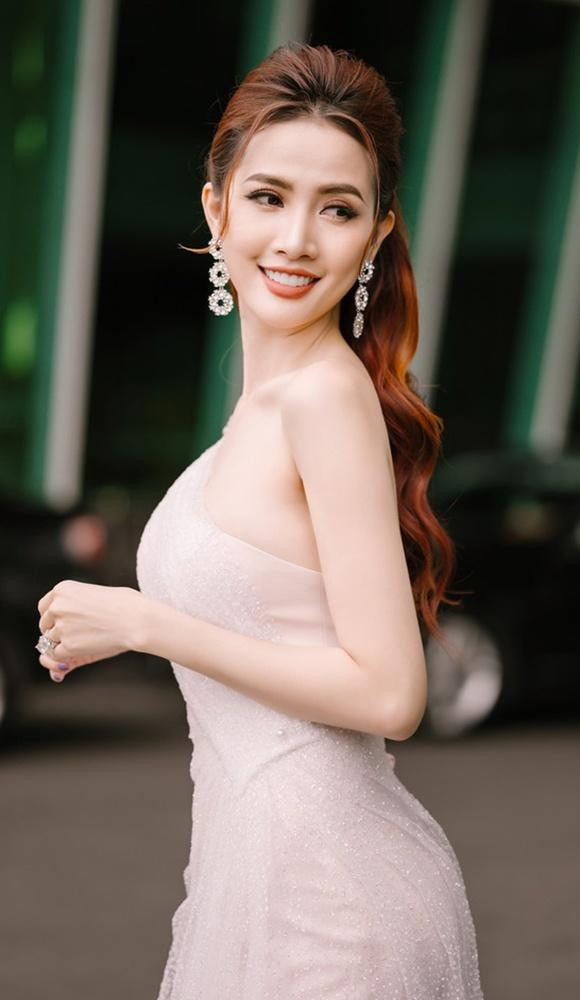 Phan Thị Mơ thường xuất hiện với vẻ ngoài ngọt ngào, thanh lịch. Cô chăm diện những bộ cánh ôm sát khoe lợi thế về hình thể