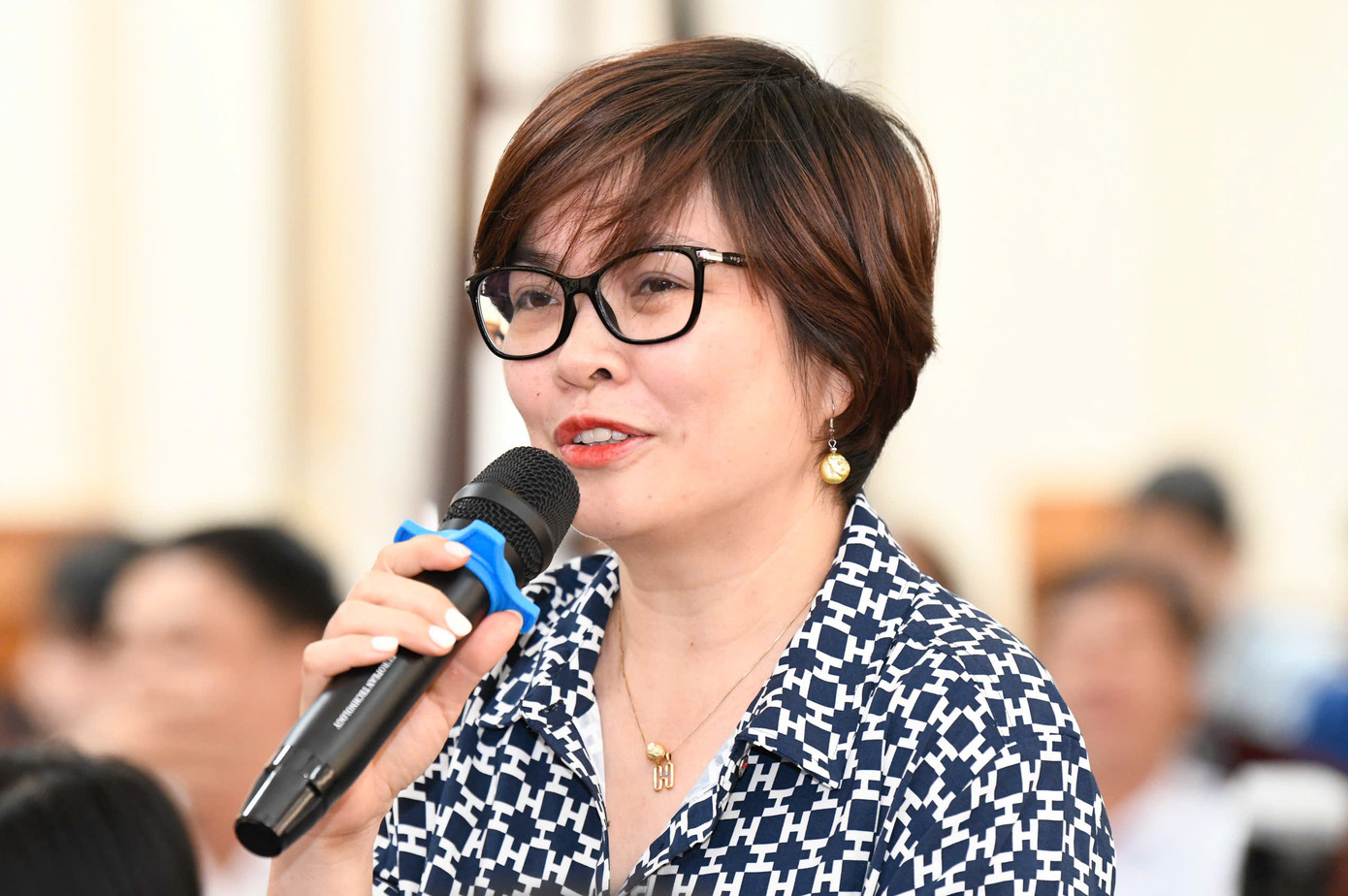 Phóng viên báo Quân đội nhân dân đặt câu hỏi tại họp báo. Phóng viên báo Quân đội nhân dân đặt câu hỏi tại họp báo.