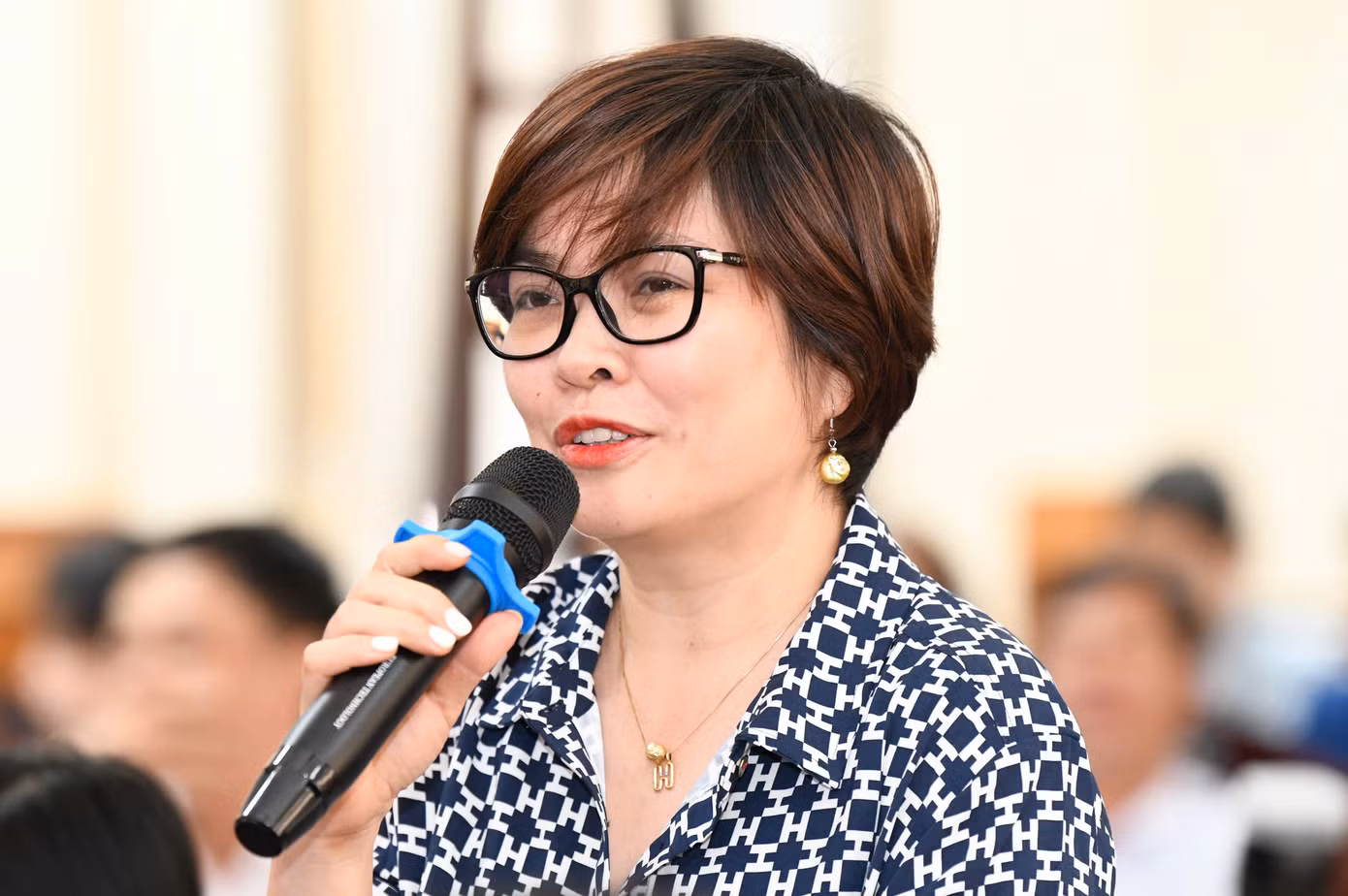 Phóng viên báo Quân đội nhân dân đặt câu hỏi tại họp báo.