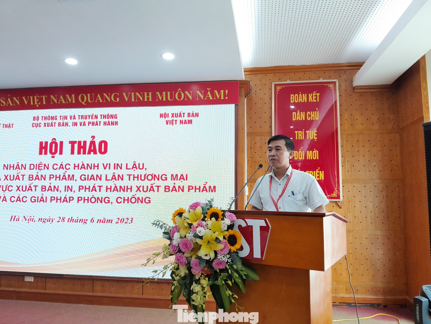 TS. Hoàng Mạnh Thắng mong độc giả nghiêm khắc hơn với sách giả.