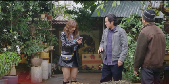 Tố, Nhài hốt hoảng đi tìm con trai Son. Ảnh: CMH.