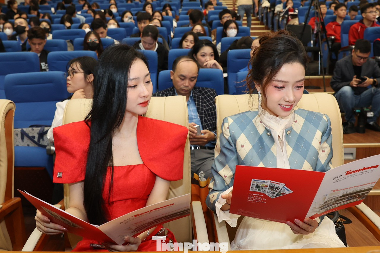 Chương trình Nâng bước thủ khoa là hoạt động thường niên trong chuỗi hoạt động của Quỹ Hỗ trợ Tài năng trẻ Việt Nam và báo Tiền Phong. Chương trình nhằm tuyên dương, trao học bổng tặng các tân thủ khoa và sinh viên có hoàn cảnh khó khăn, đạt thứ hạng cao đầu vào các trường đại học, học viện trong cả nước. Nâng bước thủ khoa 2023 diễn ra trực tuyến tại 2 điểm cầu Hà Nội và TPHCM sáng 9/1.