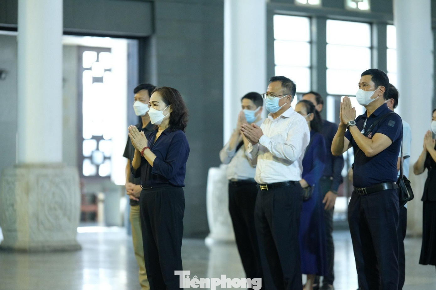 NSND Trịnh Thúy Mùi - Chủ tịch Hội Nghệ sĩ Sân khấu Việt Nam - dẫn đầu đoàn nghệ sĩ của Hội Nghệ sĩ Sân khấu Việt Nam có mặt sớm tại lễ viếng. NSND Trịnh Thúy Mùi - Chủ tịch Hội Nghệ sĩ Sân khấu Việt Nam - dẫn đầu đoàn nghệ sĩ của Hội Nghệ sĩ Sân khấu Việt Nam có mặt sớm tại lễ viếng.