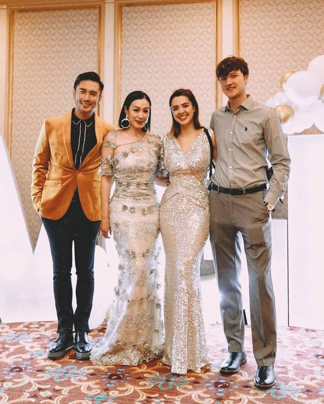 Người đẹp 9x chụp ảnh cùng mẹ, cha dượng và bạn trai ngoại quốc.