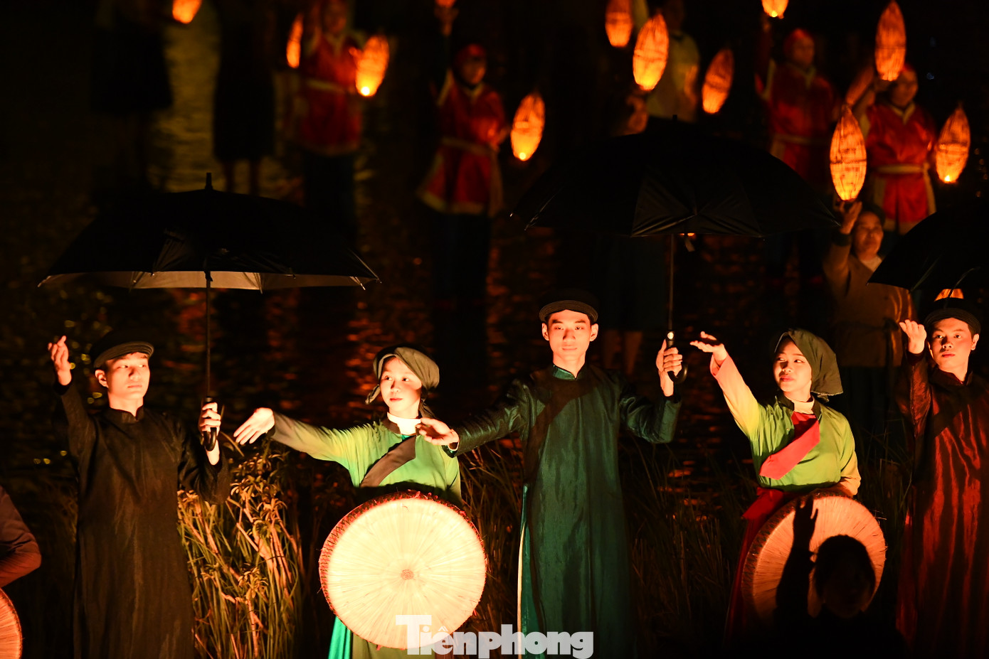 Sân khấu thực cảnh lung linh.