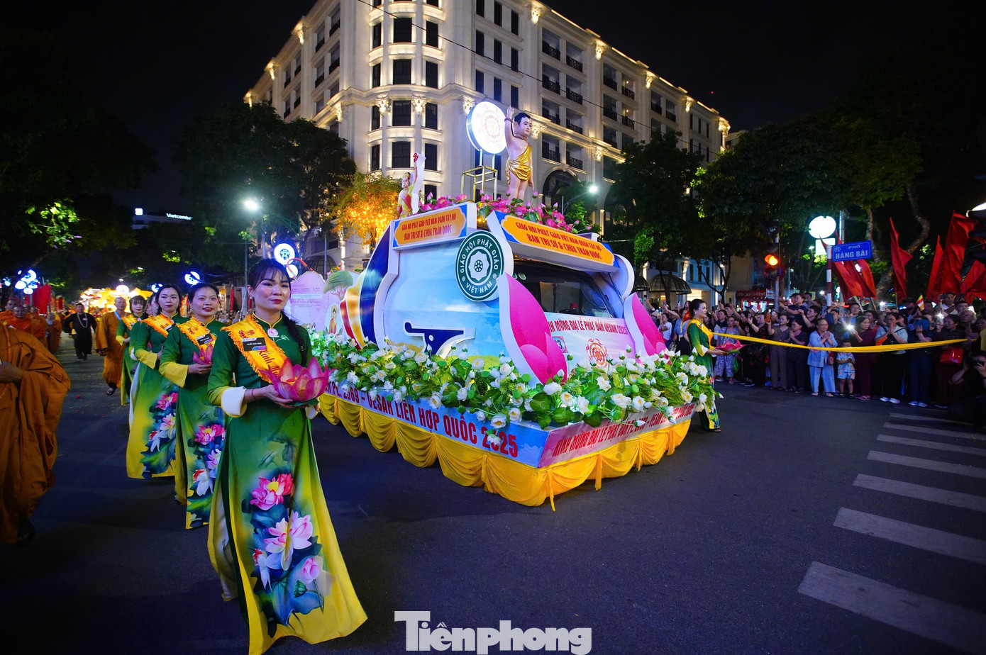 Từ ngày 14/5, khi chiêm bái xá lợi, người dân được yêu cầu giữ trật tự, không quay phim, chụp ảnh, không cúng dường lễ vật. Trẻ nhỏ dưới 2 tuổi và người mặc trang phục không phù hợp sẽ không được vào khu vực chiêm bái.