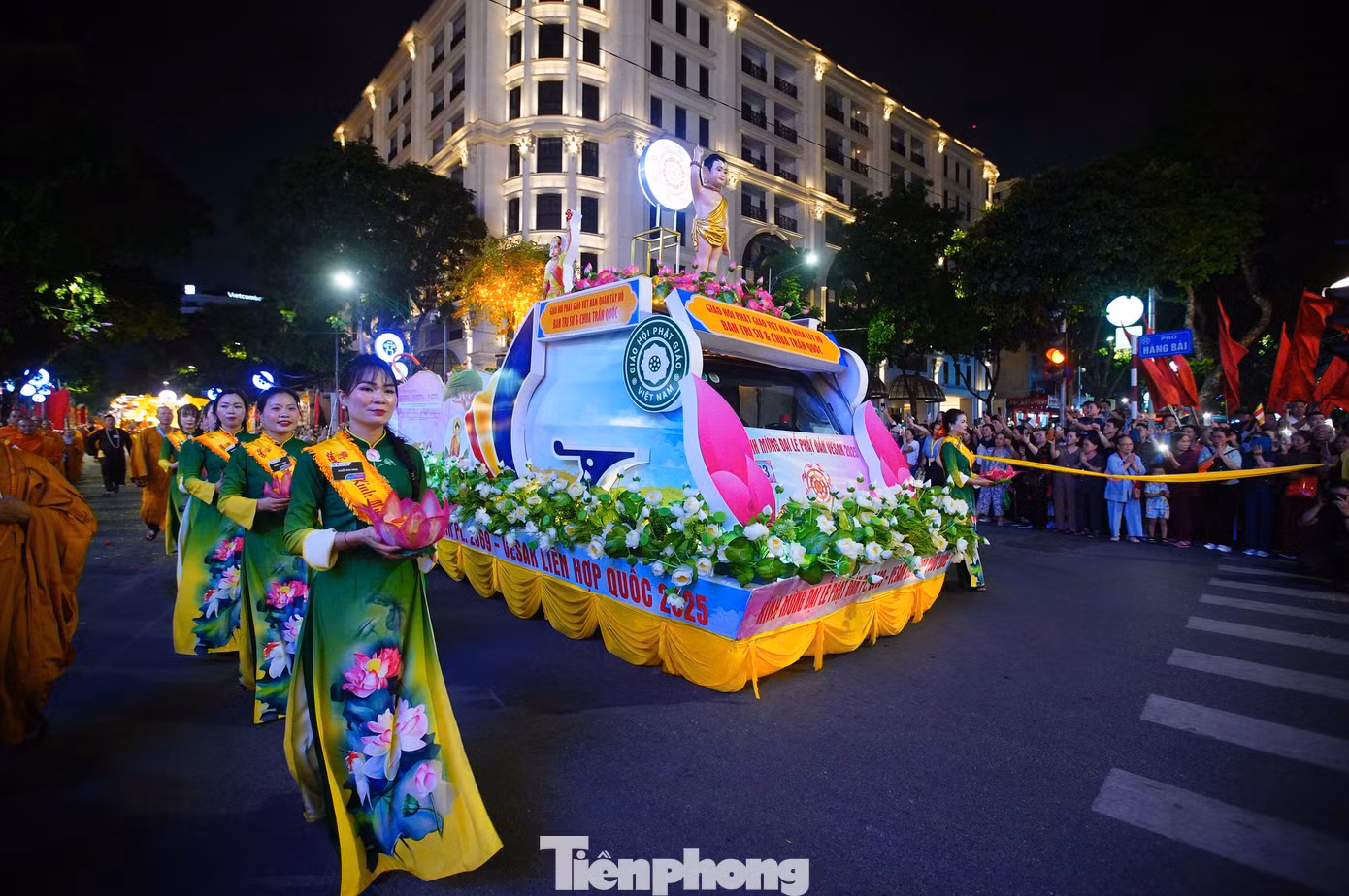 Từ ngày 14/5, khi chiêm bái xá lợi, người dân được yêu cầu giữ trật tự, không quay phim, chụp ảnh, không cúng dường lễ vật. Trẻ nhỏ dưới 2 tuổi và người mặc trang phục không phù hợp sẽ không được vào khu vực chiêm bái.