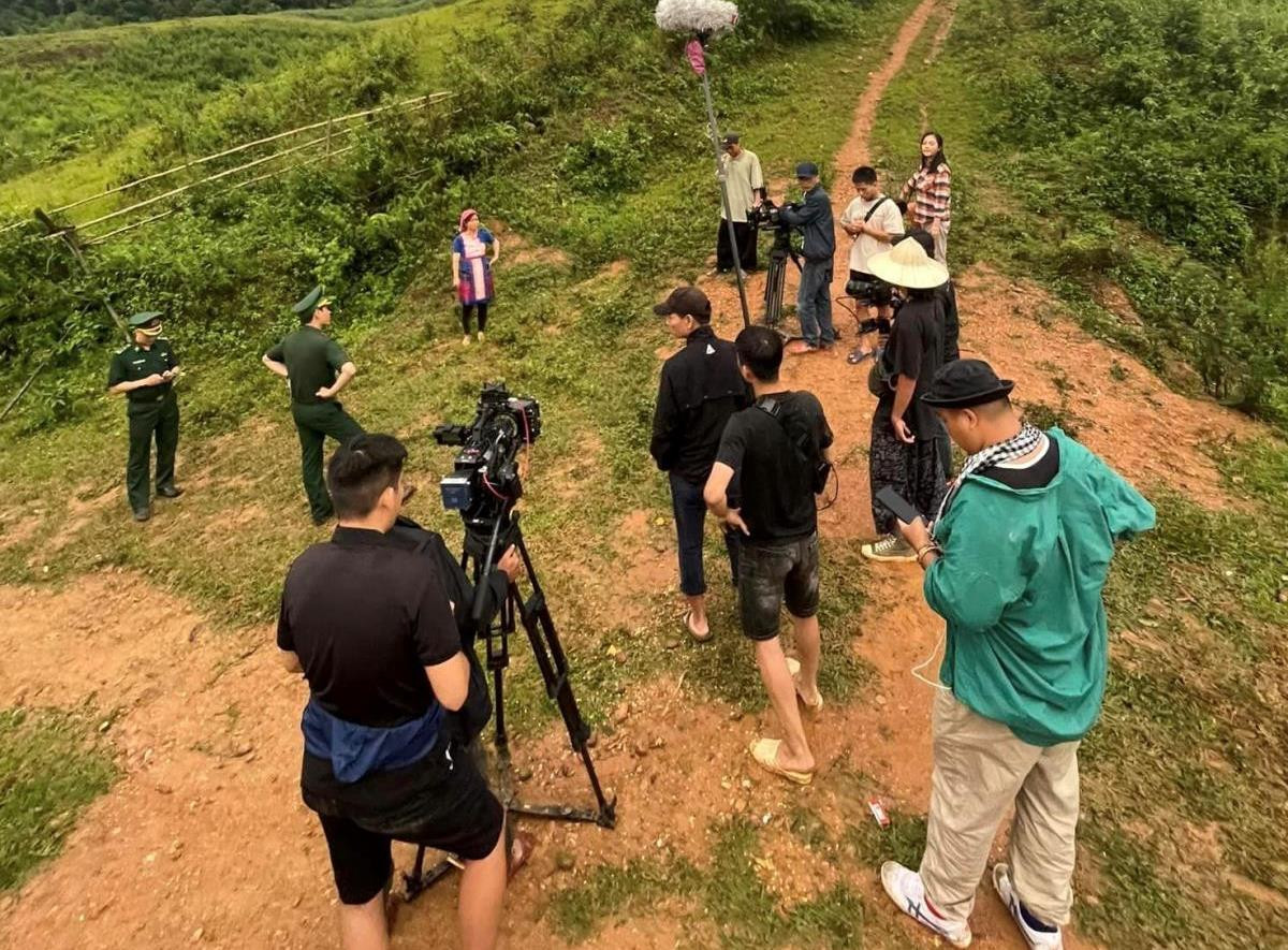 Bối cảnh quay ở huyện Mộc Châu, Sơn La. Bối cảnh quay ở huyện Mộc Châu, Sơn La.