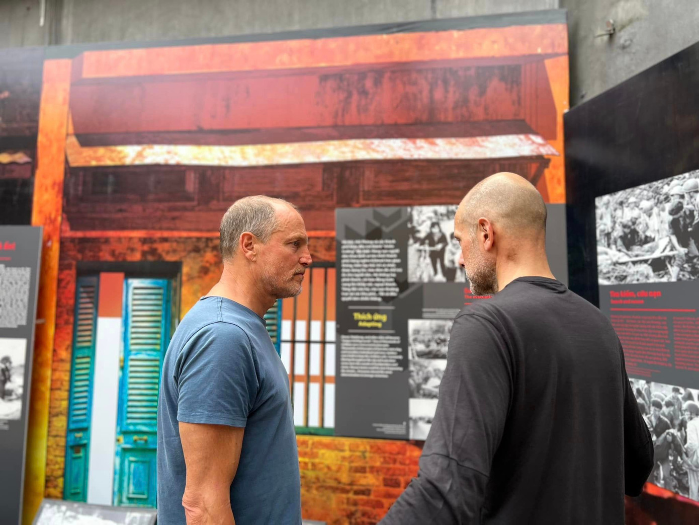 Diễn viên Woodrow Tracy Harrelson chăm chú quan sát bảng thông tin tại di tích. Ảnh: BQLDT. Diễn viên Woodrow Tracy Harrelson chăm chú quan sát bảng thông tin tại di tích. Ảnh: BQLDT.