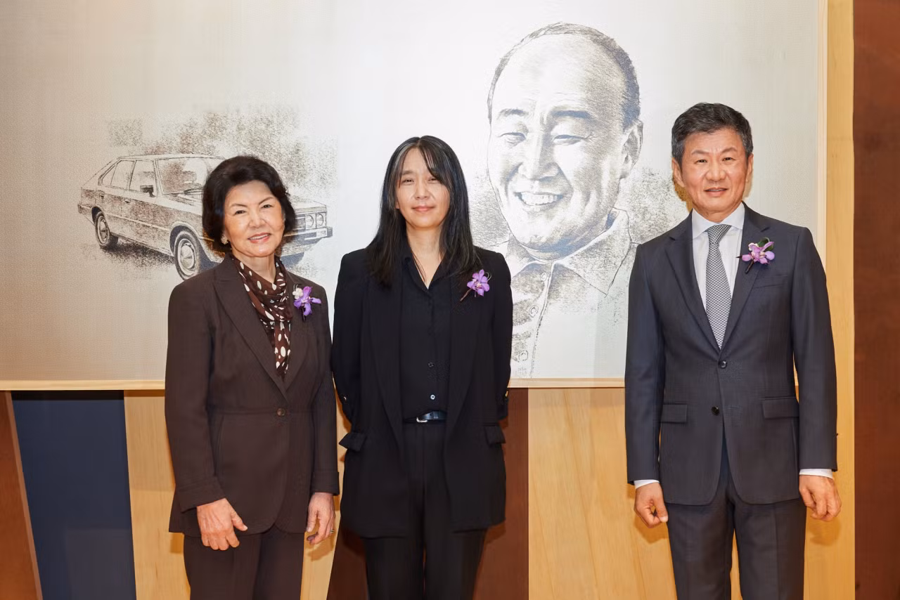 Lần đầu tiên nhà văn Han Kang (giữa) xuất hiện trước truyền thông sau khi giành giải Nobel Văn học 2024. Lần đầu tiên nhà văn Han Kang (giữa) xuất hiện trước truyền thông sau khi giành giải Nobel Văn học 2024.