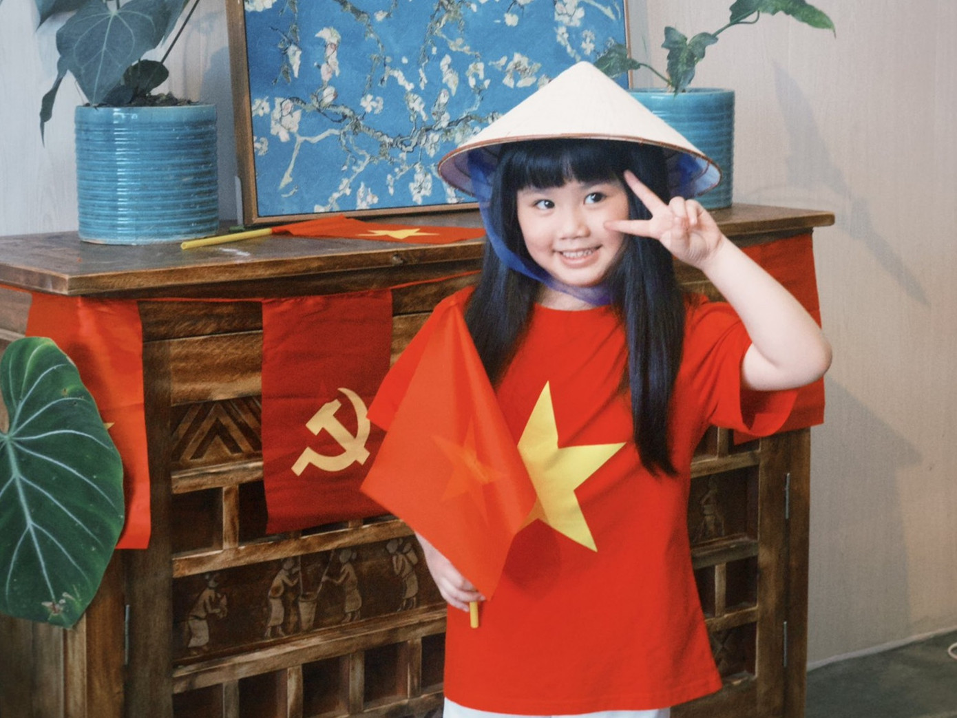 Một số quán cà phê trang trí không gian ngập cờ hoa. Một số quán cà phê trang trí không gian ngập cờ hoa.