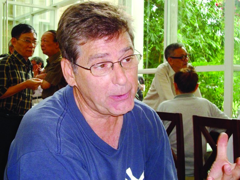 Nhà thơ Bruce Weigl tham gia hội thảo văn học tại Hòa Bình năm 2010. Ảnh: Toan Toan