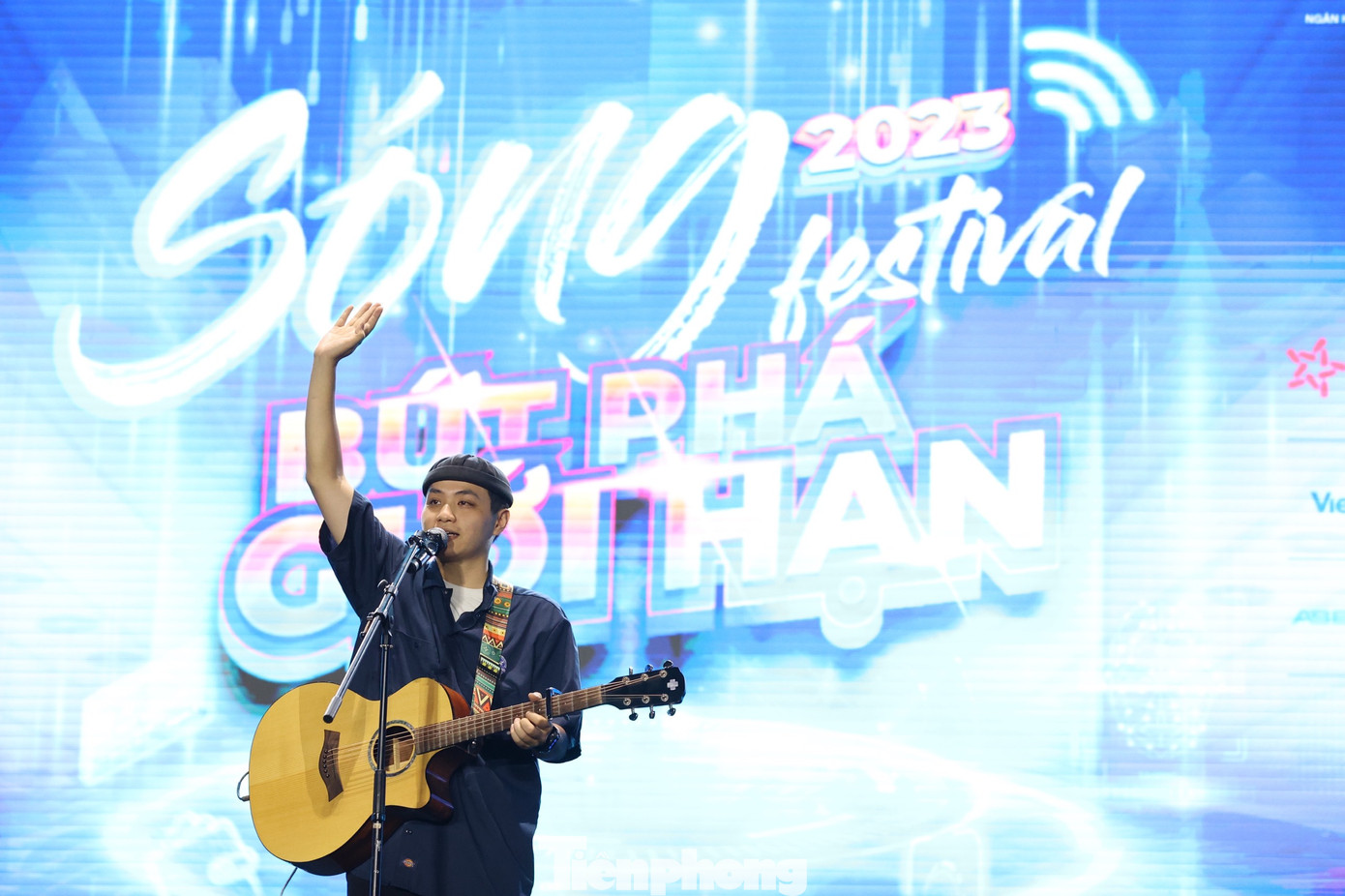 Ca sĩ indie Trịnh Trung Kiên mở màn đêm diễn tối 7/10 với ca khúc Tôi biết em không biết. Âm nhạc của Kiên nhẹ nhàng, dí dỏm. Anh đem những lời tự sự về chuyện tình yêu vào câu hát. Kiên cũng dành tặng ca khúc Em ăn sáng chưa, Quả tim màu lửa, Khi hôm nay thành ngày xưa cho khán giả Ngày Thẻ Việt Nam - Sóng Festival 2023. Ca sĩ indie Trịnh Trung Kiên mở màn đêm diễn tối 7/10 với ca khúc Tôi biết em không biết. Âm nhạc của Kiên nhẹ nhàng, dí dỏm. Anh đem những lời tự sự về chuyện tình yêu vào câu hát. Kiên cũng dành tặng ca khúc Em ăn sáng chưa, Quả tim màu lửa, Khi hôm nay thành ngày xưa cho khán giả Ngày Thẻ Việt Nam - Sóng Festival 2023.