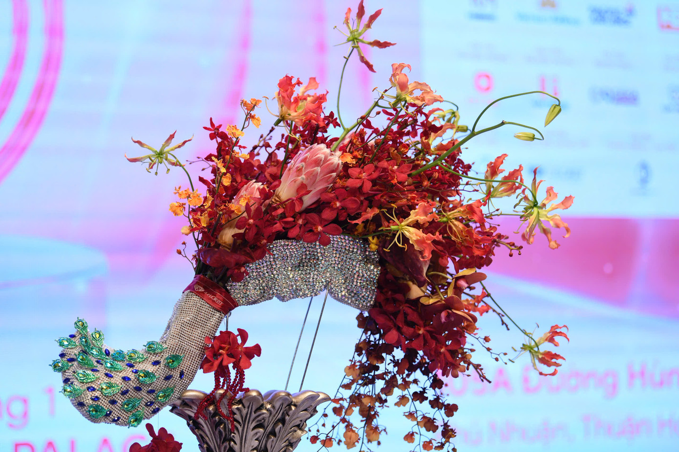 Cận cảnh bó hoa &quot;Phượng hoàng lửa&quot; dành cho tân hoa hậu trong đêm đăng quang.