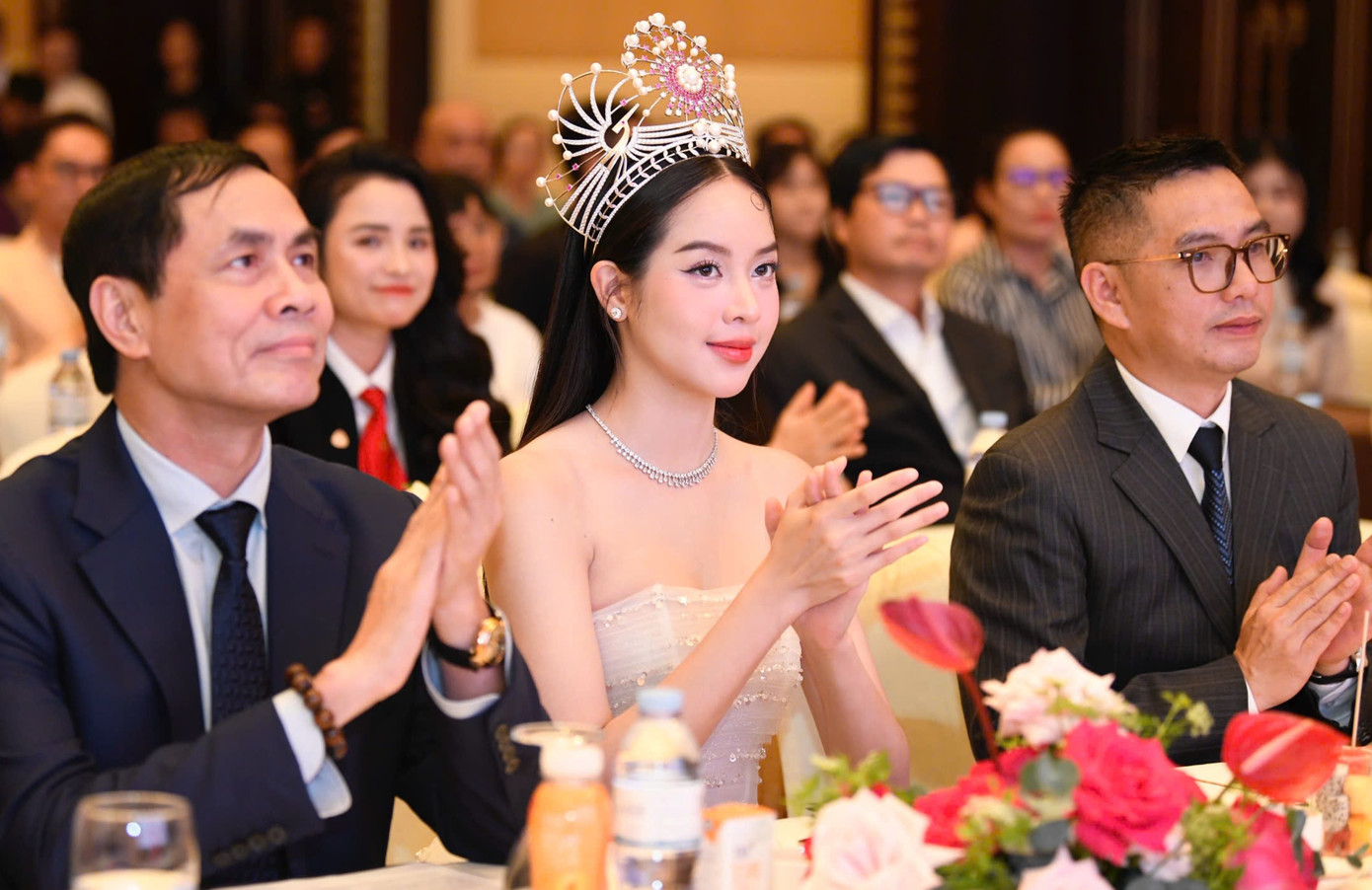 Hoa hậu Việt Nam 2022 Huỳnh Thị Thanh Thủy cùng nhà báo Trần Hữu Việt - Trưởng Ban giám khảo Hoa hậu Việt Nam 2024 (trái) và ông Hoàng Thọ Ninh - Chủ tịch Hội đồng quản trị kiêm Tổng Giám đốc công ty cổ phần Hoàng Thành Media - Phó trưởng BTC Hoa hậu Việt Nam 2024.