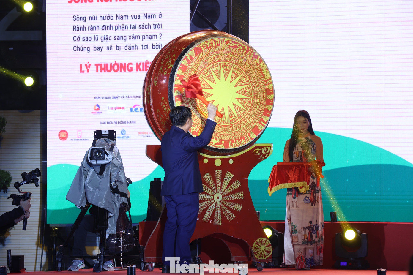 Trưởng Ban Tuyên giáo Trung ương Nguyễn Trọng Nghĩa đánh trống khai mạc sự kiện chính của Ngày thơ Việt Nam lần thứ 21. Ảnh: NHƯ Ý. Trưởng Ban Tuyên giáo Trung ương Nguyễn Trọng Nghĩa đánh trống khai mạc sự kiện chính của Ngày thơ Việt Nam lần thứ 21. Ảnh: NHƯ Ý.