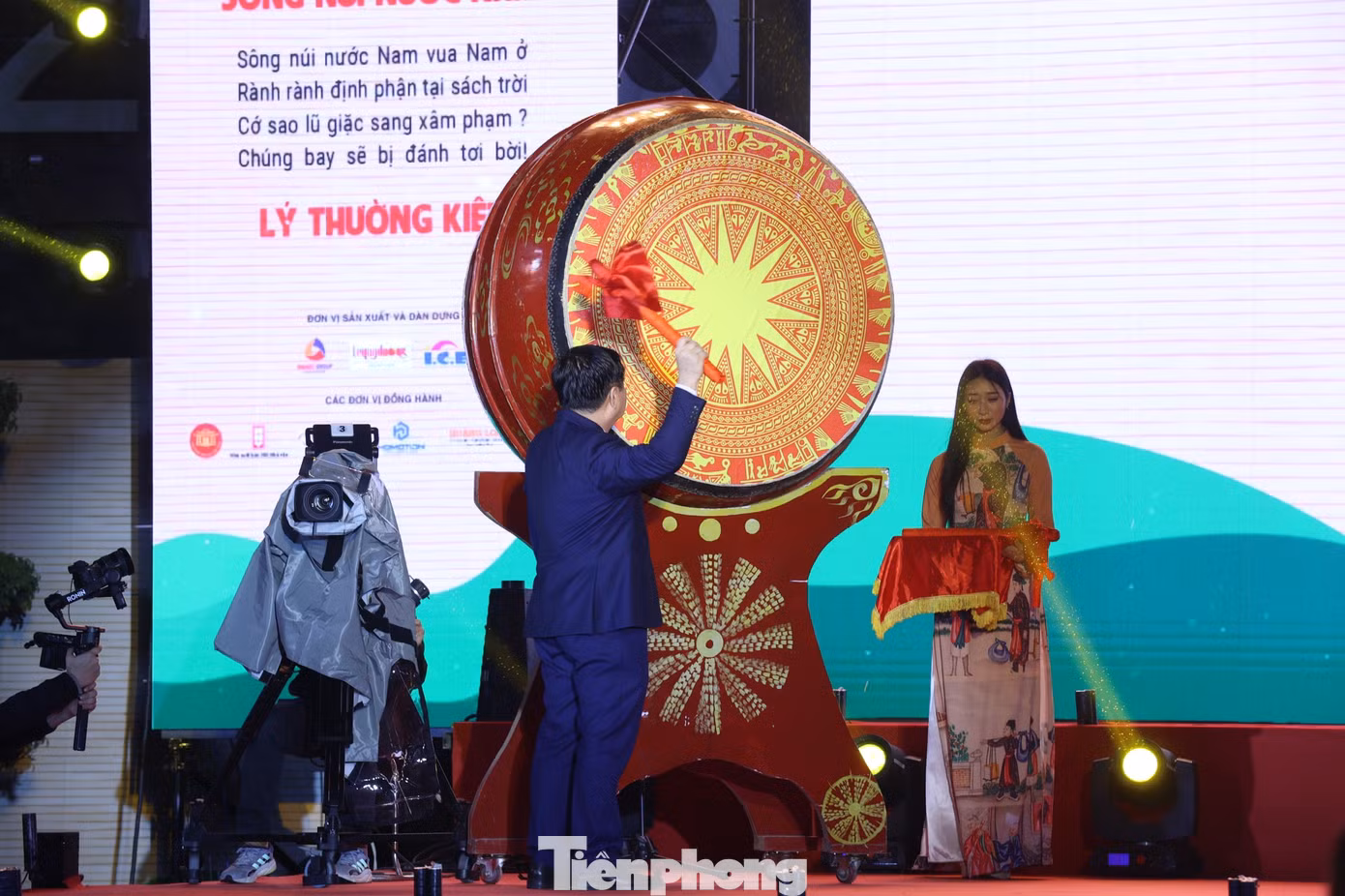 Trưởng Ban Tuyên giáo Trung ương Nguyễn Trọng Nghĩa đánh trống khai mạc sự kiện chính của Ngày thơ Việt Nam lần thứ 21. Ảnh: NHƯ Ý.