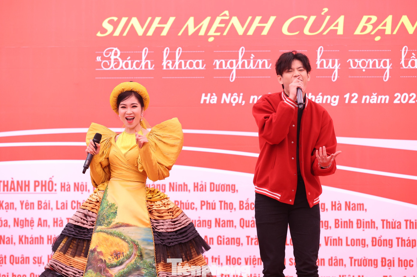 Nữ ca sĩ hát ca khúc Xẩm Hà Nội mở màn chương trình. Hà Myo cũng là nghệ sĩ tích cực tham gia các chương trình hiến máu tình nguyện.
