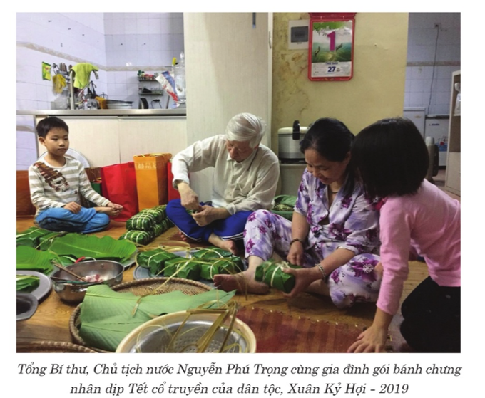 Hình ảnh Tổng Bí thư Nguyễn Phú Trọng gói bánh chưng cùng gia đình lần đầu được công bố trong cuốn sách Xây dựng và phát triển nền văn hóa Việt Nam tiên tiến, đậm đà bản sắc dân tộc. Hình ảnh Tổng Bí thư Nguyễn Phú Trọng gói bánh chưng cùng gia đình lần đầu được công bố trong cuốn sách Xây dựng và phát triển nền văn hóa Việt Nam tiên tiến, đậm đà bản sắc dân tộc.