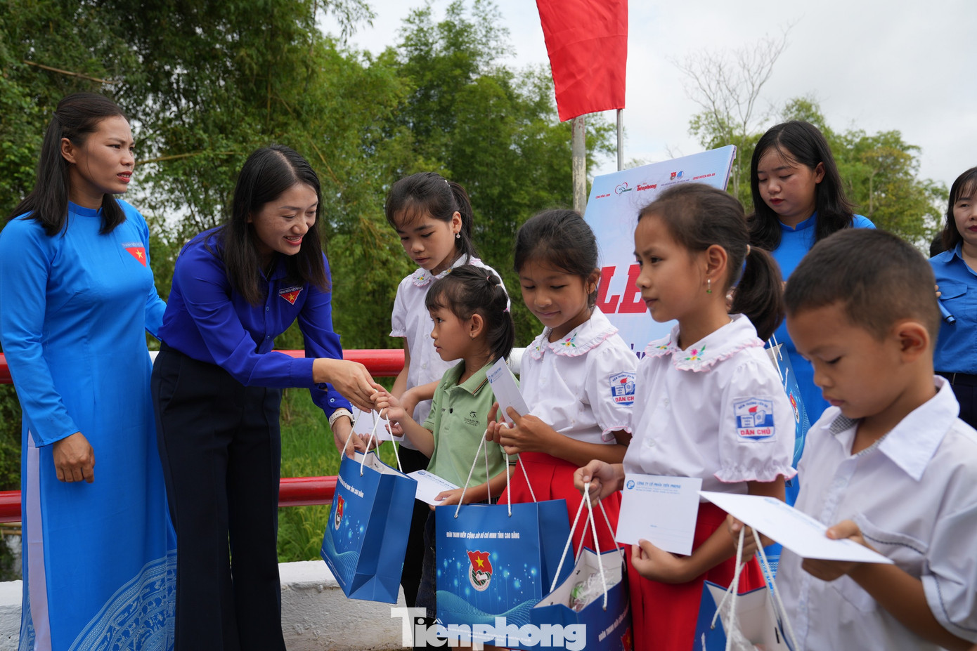 Dịp này, Ban tổ chức đã trao 20 phần quà mỗi phần gồm 500 nghìn đồng do Công ty cổ phần Tiền Phong trao tặng kèm sách và quà tặng của Tỉnh Đoàn Cao Bằng.