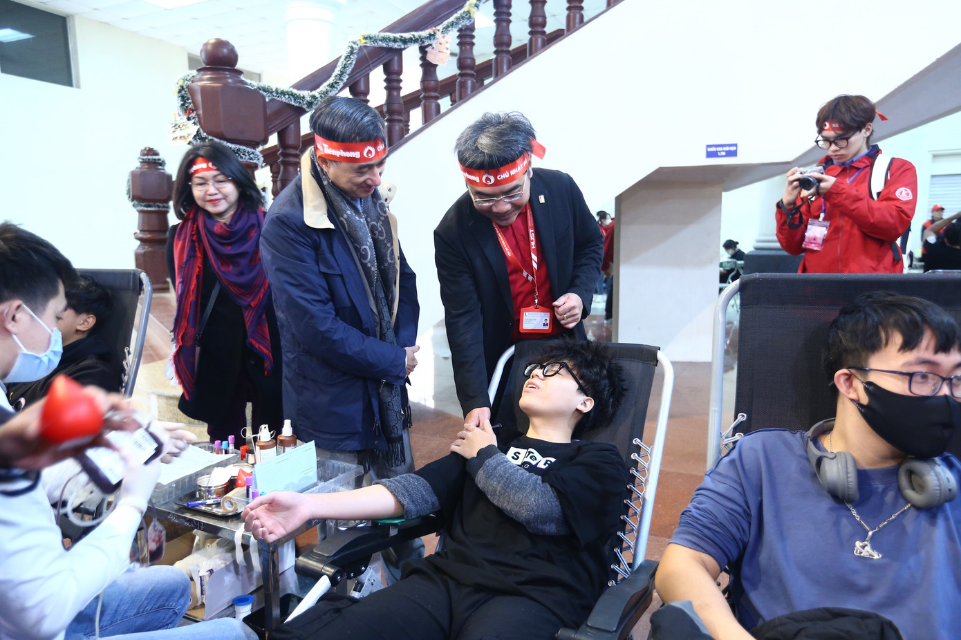 Nhiều sinh viên đến từ sớm hưởng ứng 'Chủ Nhật Đỏ' bất chấp thời tiết giá lạnh. Dự kiến 'Chủ Nhật Đỏ 2024' sẽ huy động khoảng hơn 100.000 người tham dự và tiếp nhận khoảng 45.000 - 50.000 đơn vị máu.