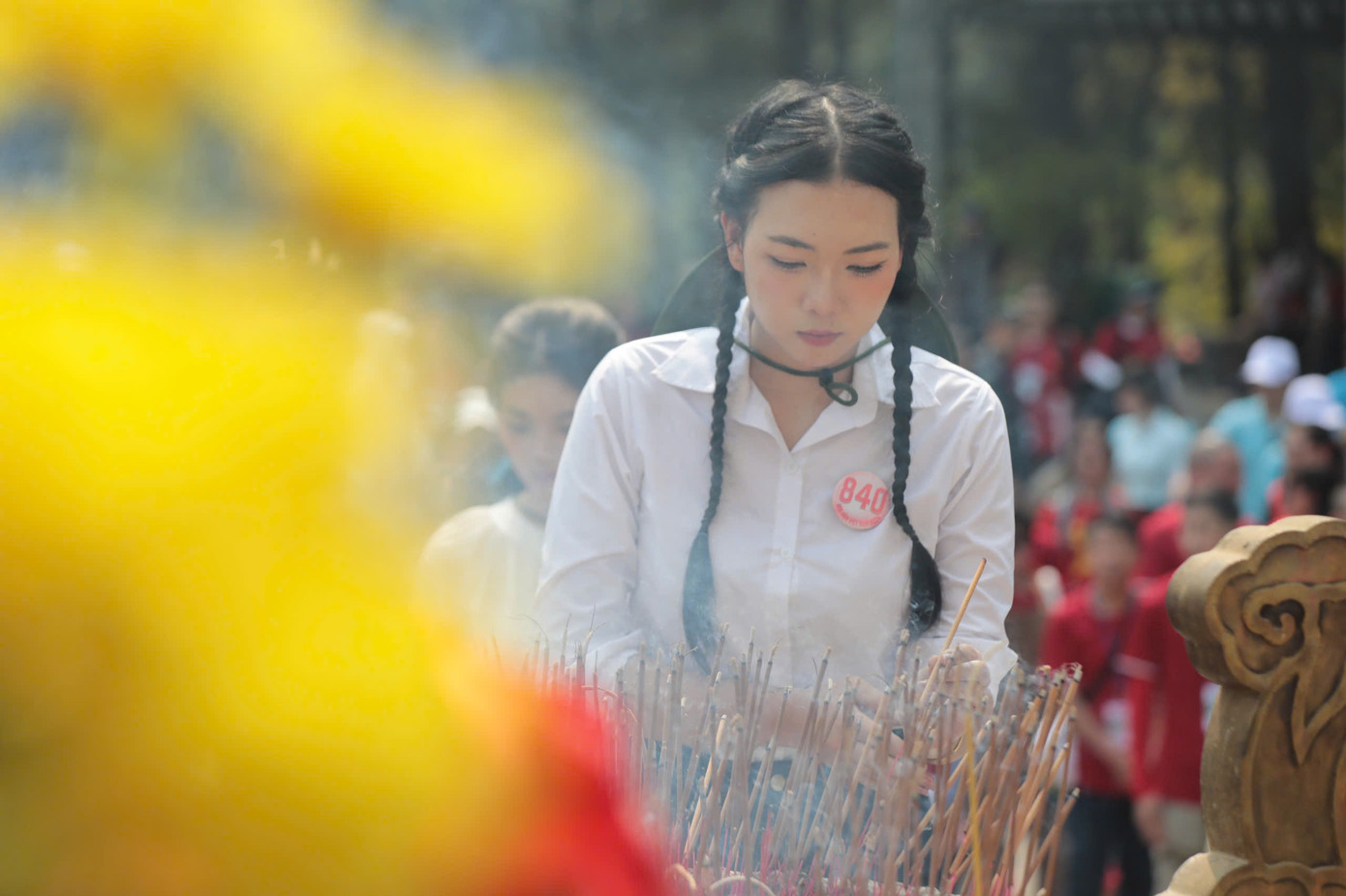 Thí sinh Lê Thị Ngọc Ánh xúc động khi tham gia hoạt động dâng hương tại Nghĩa trang Trường Sơn, Quảng Trị. “Khi bước chân vào nghĩa trang, không khí trang nghiêm và tĩnh lặng của nơi đây khiến tôi trào dâng niềm kính trọng vô hạn đối với những anh hùng đã hy sinh vì độc lập tự do của Tổ quốc. Mỗi nén hương thắp lên như lời tri ân sâu sắc, một sự kết nối với quá khứ hào hùng của những người đã để lại tuổi trẻ và ước mơ để bảo vệ quê hương. Tôi biết ơn ban tổ chức Hoa hậu Việt Nam 2024 đã cho chúng tôi cơ hội quý giá này”.