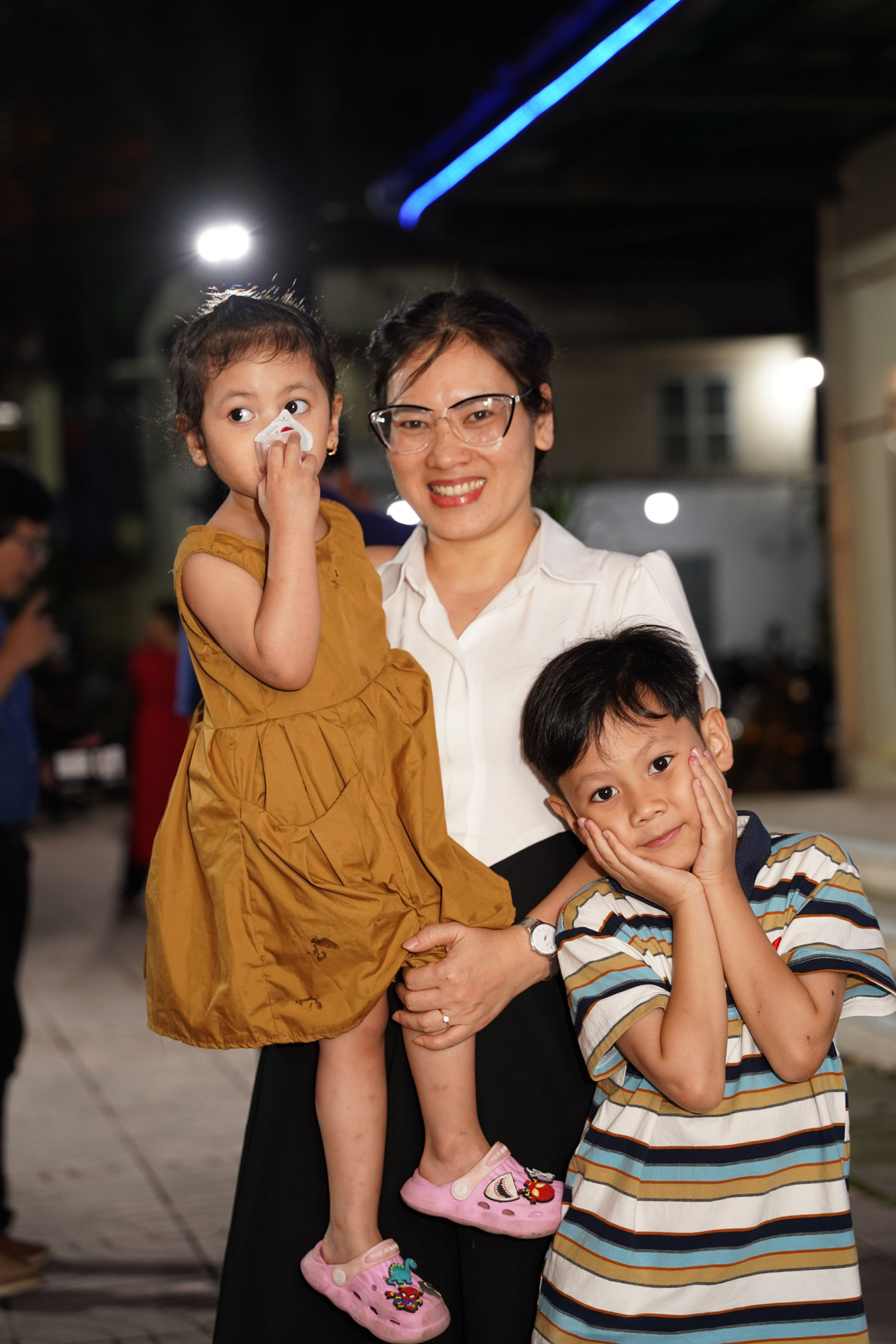 Khán giả nhí tại buổi chiếu phim mở màn.