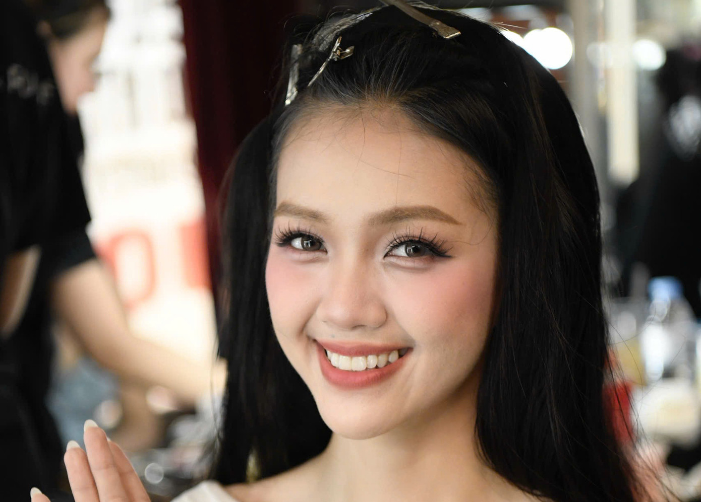 Hình ảnh thí sinh Nguyễn Hoàng Mỹ Vân trước khi lên sân khấu. "Tôi rất mong chờ để ra sân khấu trình diễn. Chúng tôi đã có thời gian tập luyện khá dài với nhau và đây là lúc để tỏa sáng. Dù ai đăng quang, chúng tôi sẽ giữ liên lạc và cùng nhau trong một hành trình khác", Mỹ Vân bày tỏ.