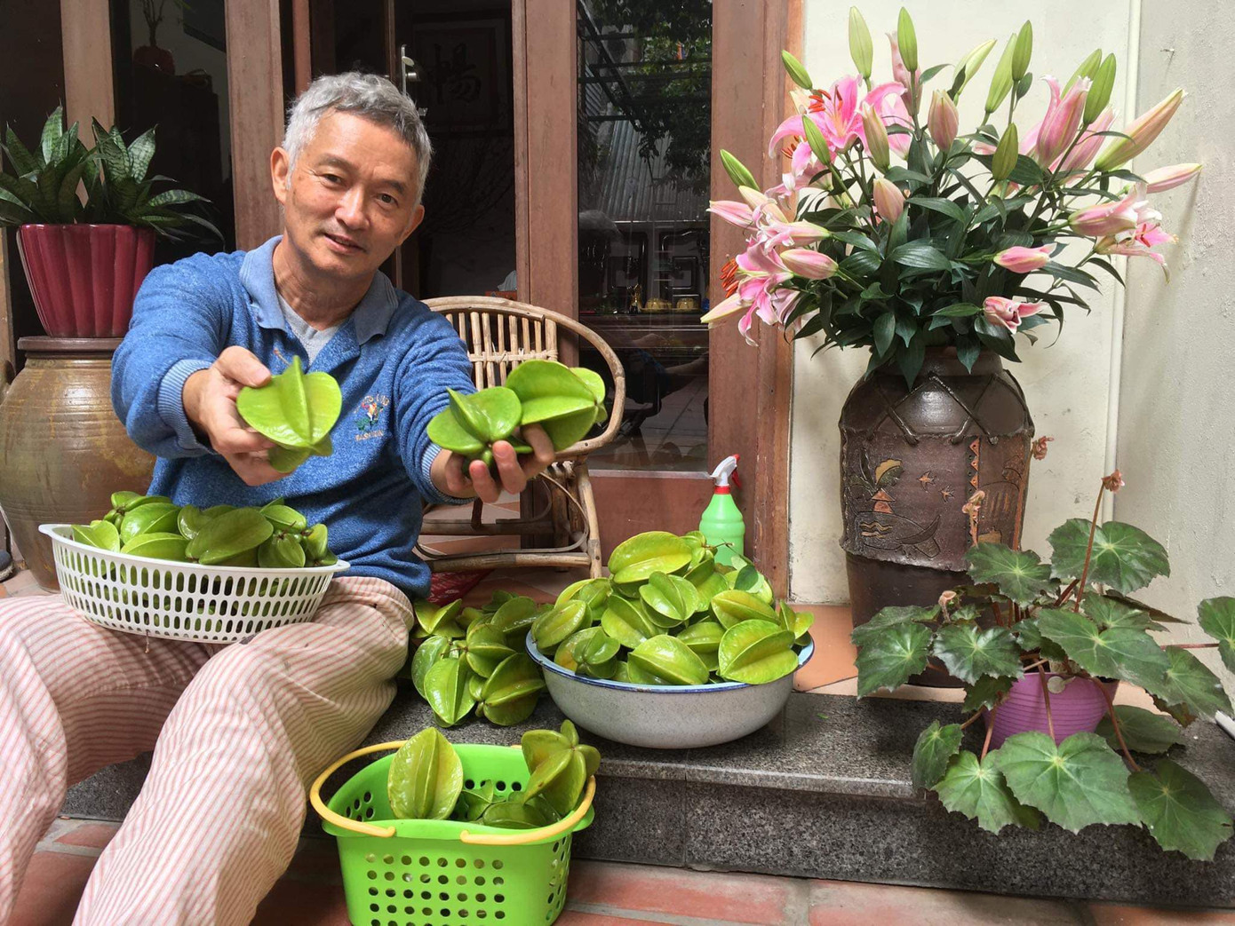 Nam đạo diễn được yêu mến vì sự gần gũi, tâm huyết. Nam đạo diễn được yêu mến vì sự gần gũi, tâm huyết.