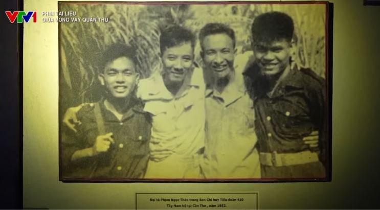 Phim Giữa vòng vây quân thù truyền tải tới khán giả những cảm xúc chân thực từ nguồn tư liệu và nhân chứng, nhân vật còn lại tới hôm nay.