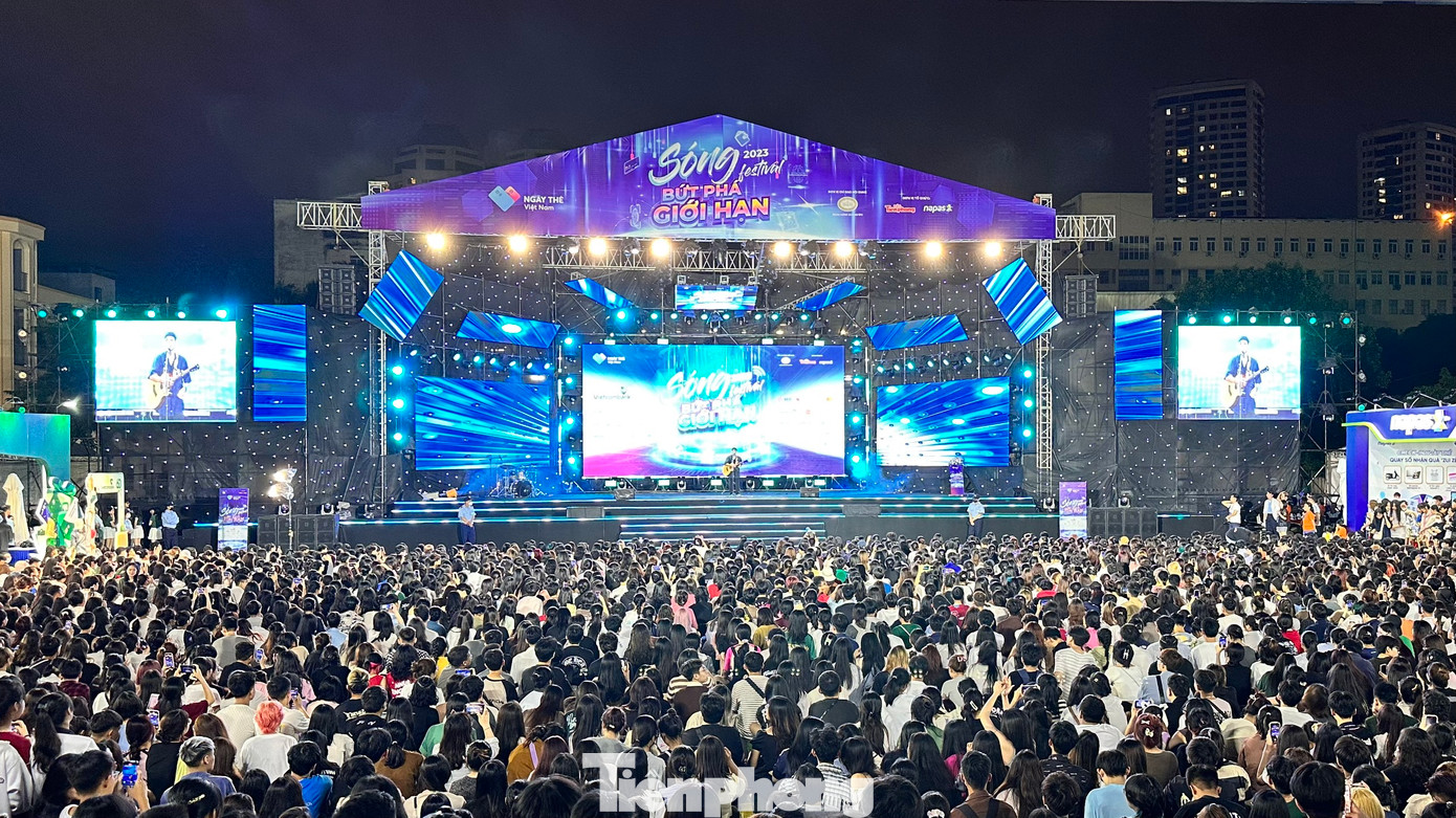 Sau lễ khai mạc Ngày Thẻ Việt Nam 2023 - Sóng Festival vào tối 6/10, hàng ngàn bạn trẻ tiếp tục đổ về sân vận động trường Đại học Sư phạm Hà Nội để gặp những nghệ sĩ thần tượng. Sau lễ khai mạc Ngày Thẻ Việt Nam 2023 - Sóng Festival vào tối 6/10, hàng ngàn bạn trẻ tiếp tục đổ về sân vận động trường Đại học Sư phạm Hà Nội để gặp những nghệ sĩ thần tượng.