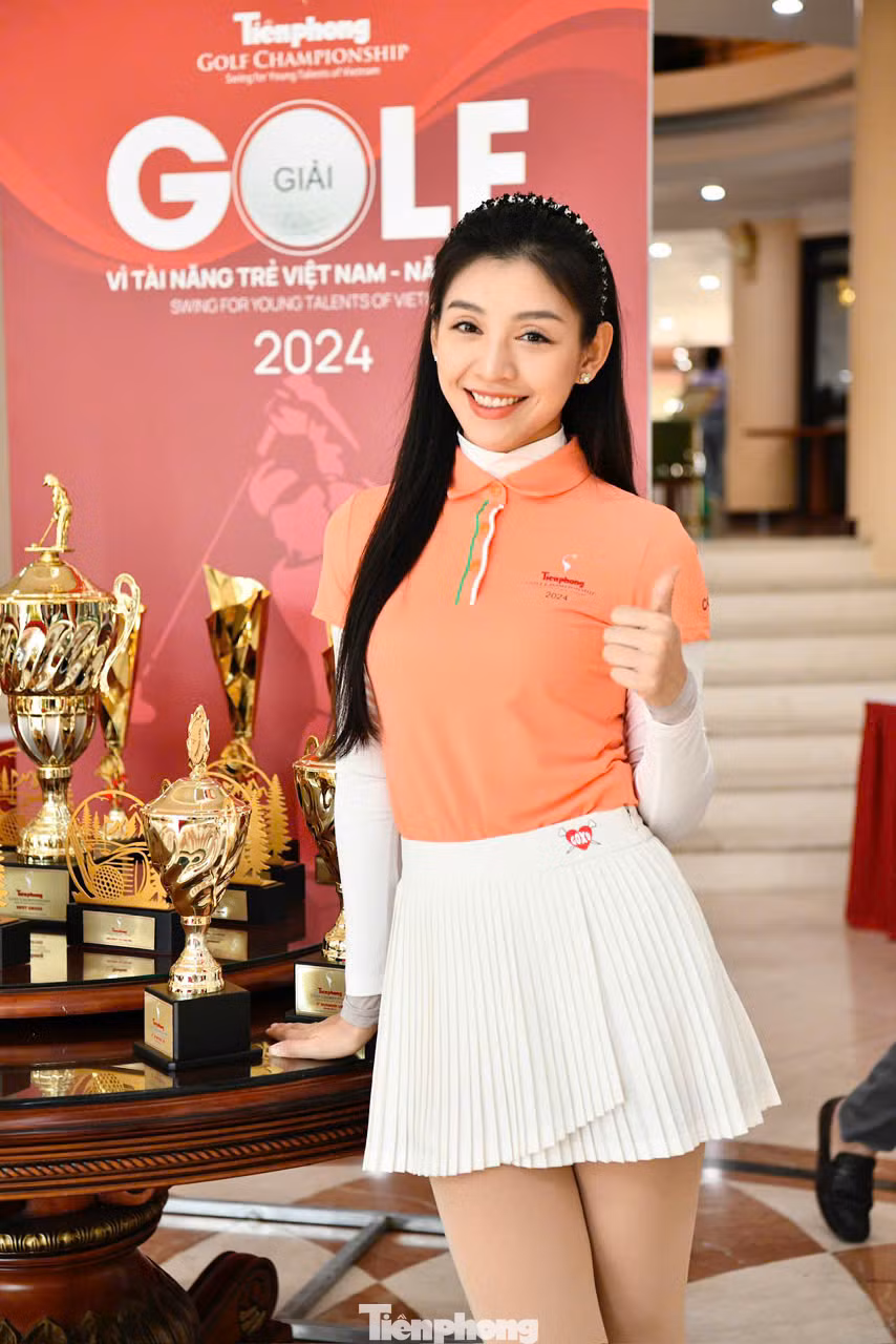 Người đẹp Lê Thanh Tú - Top 10, Người đẹp Áo dài Hoa hậu Việt Nam 2018 nhiều lần tham gia Tiền Phong Golf Championship. Tuy nhiên, cô nói lần nào tham gia cũng hồi hộp, hào hứng. "Tiền Phong Golf Championship luôn là dịp để Thanh Tú giao lưu, học hỏi kinh nghiệm. Tôi từng đoạt giải Longest drive tại giải đấu này. Hy vọng năm nay lại may mắn chinh phục giải thưởng", Thanh Tú nói.