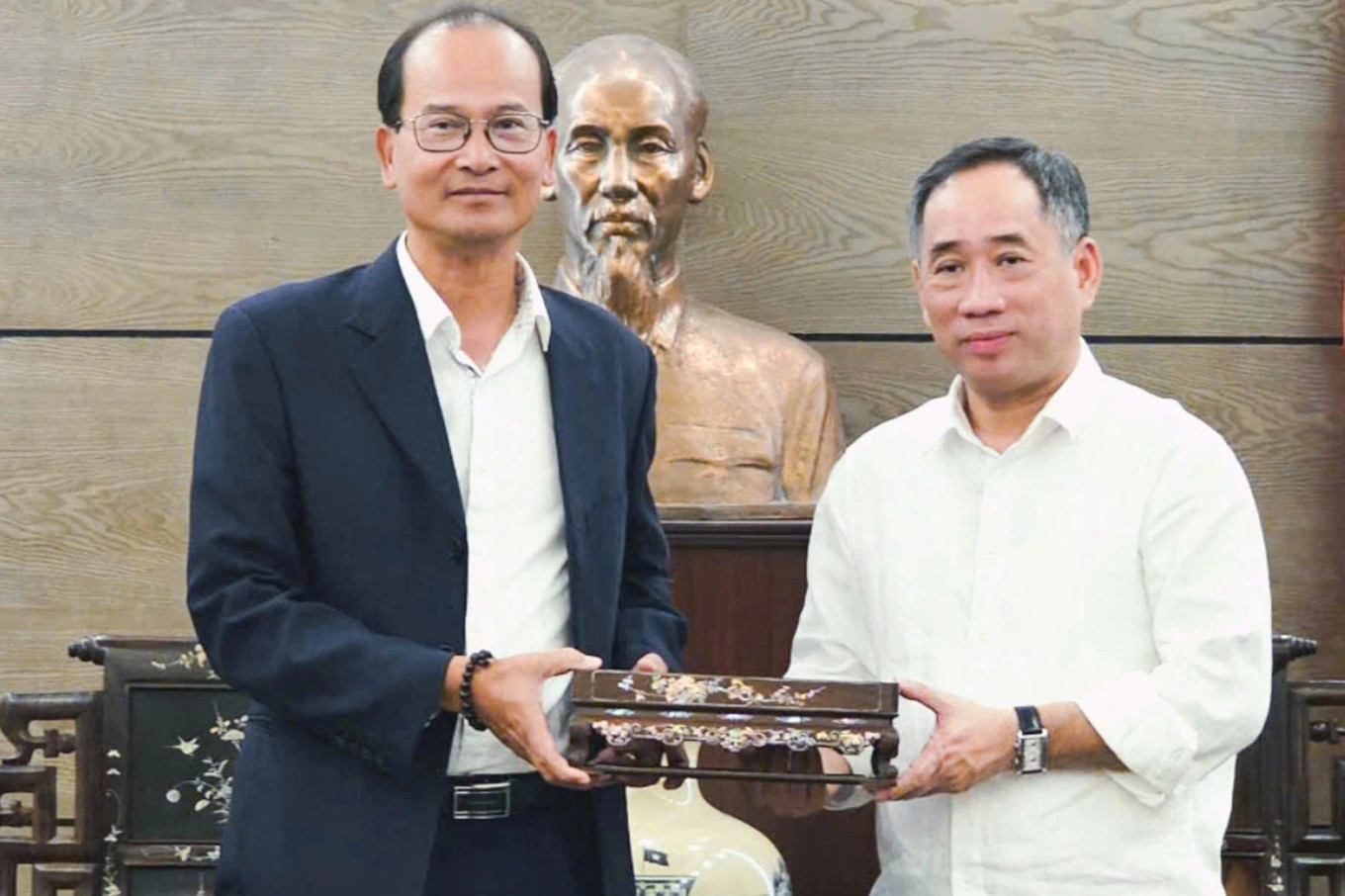 Giám đốc Bảo tàng Mỹ thuật Việt Nam Nguyễn Anh Minh trao kỷ vật của vua Hàm Nghi cho đại diện Trung tâm Bảo tồn Di tích Cố đô Huế. Ảnh: Trung tâm BTDT Cố đô Huế. Giám đốc Bảo tàng Mỹ thuật Việt Nam Nguyễn Anh Minh trao kỷ vật của vua Hàm Nghi cho đại diện Trung tâm Bảo tồn Di tích Cố đô Huế. Ảnh: Trung tâm BTDT Cố đô Huế.