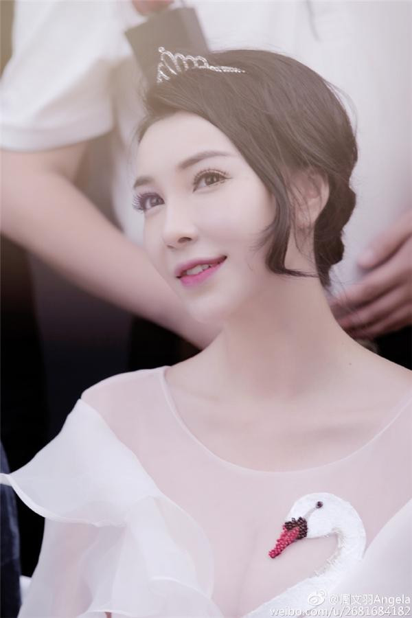 Châu Văn Vũ sinh năm 1995 sở hữu gương mặt xinh xắn và thân hình quyến rũ với chiều cao 1m65, nặng 46kg, số đo ba vòng lần lượt là 92-60-88 cm Châu Văn Vũ sinh năm 1995 sở hữu gương mặt xinh xắn và thân hình quyến rũ với chiều cao 1m65, nặng 46kg, số đo ba vòng lần lượt là 92-60-88 cm