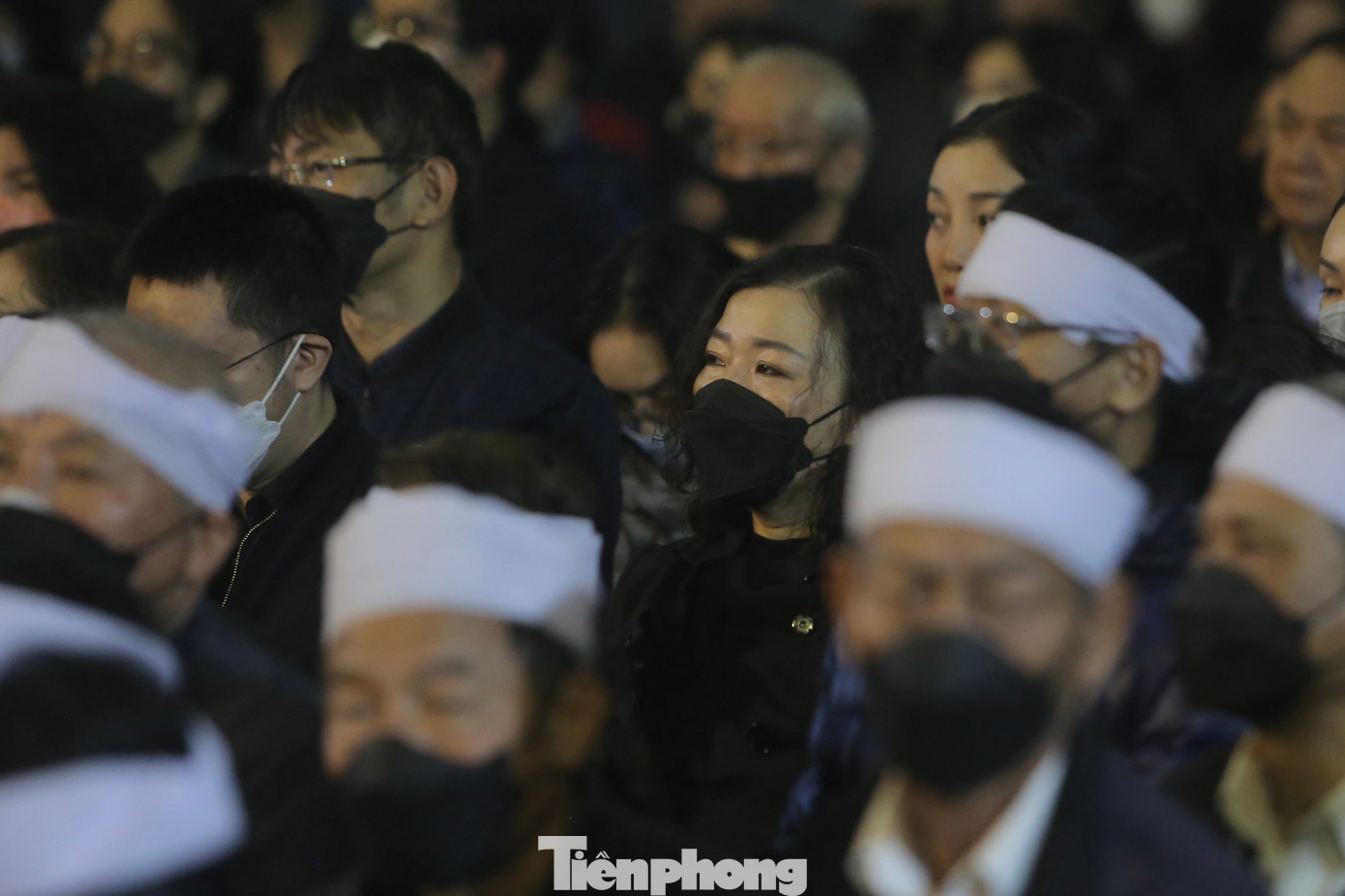 Khoảnh khắc xúc động ở lễ tang NGND Thái Thị Liên. Ảnh: DUY PHẠM.