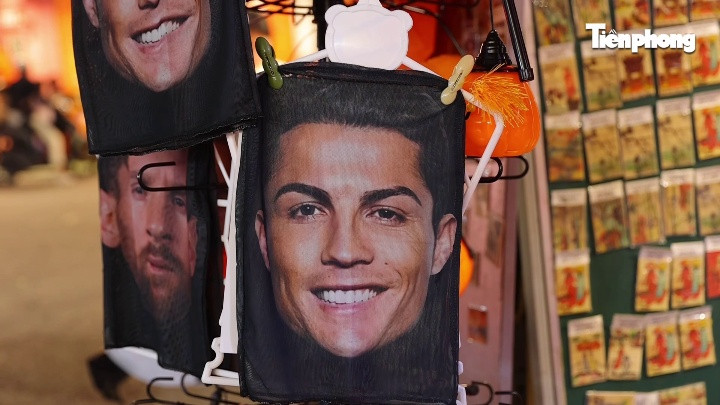 Một cửa hàng trên phố Hàng Mã bày mặt nạ của các cầu thủ nổi tiếng ngay tại lối vào. Giá bán của các cửa hàng hầu như không chênh lệch, khoảng 35.000 đồng/chiếc.