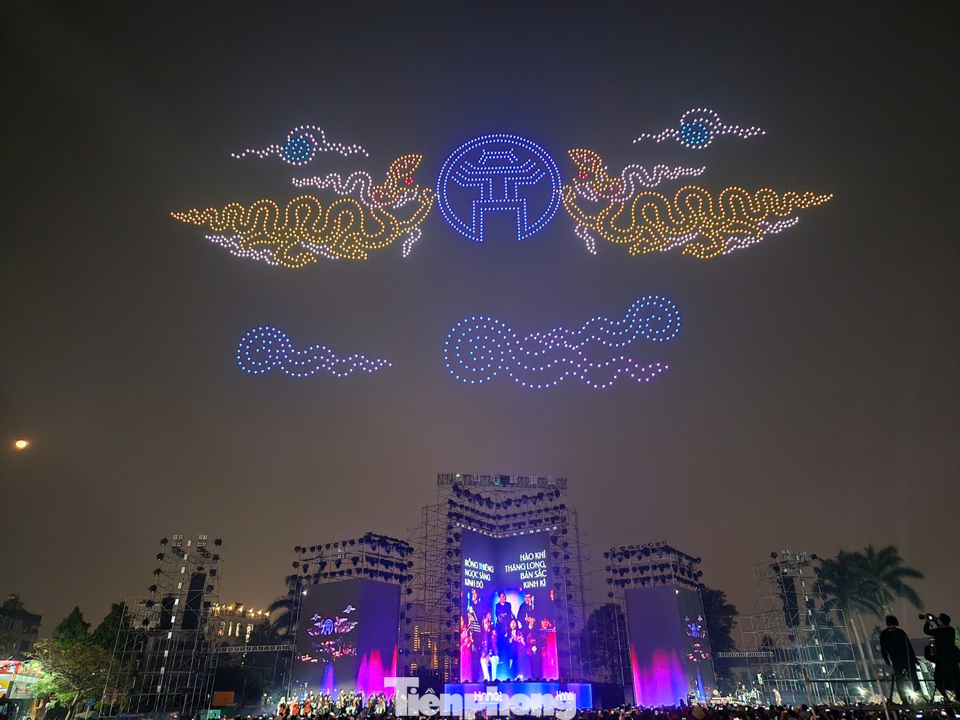 Drone tạo thành hình ảnh Khuê Văn Các và rồng ngậm ngọc trên bầu trời.