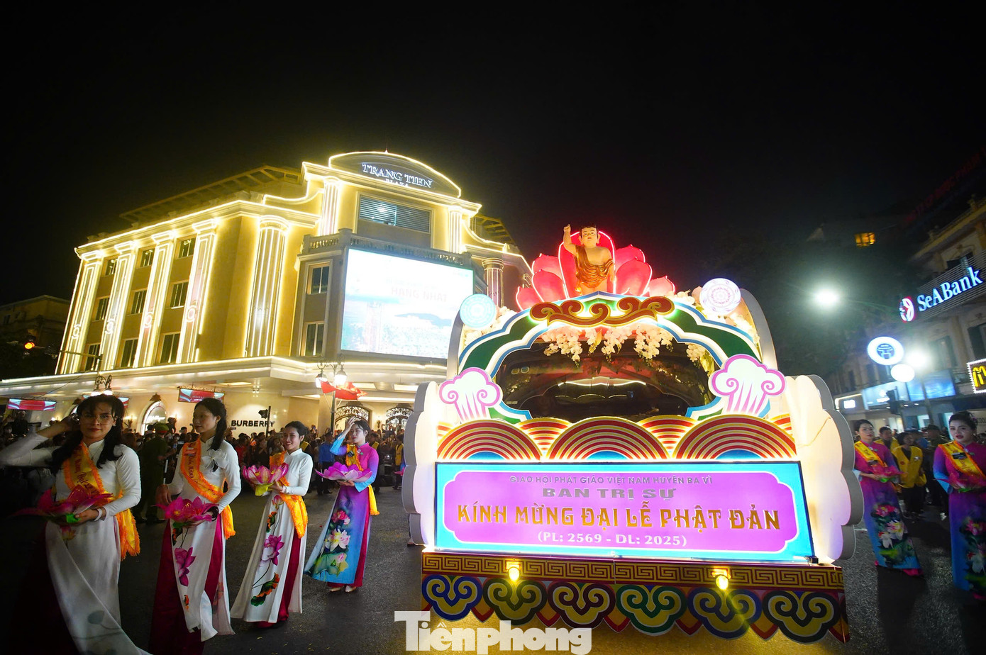 Xe hoa mừng Đại lễ Phật đản của Ban trị sự Giáo hội Phật giáo Việt Nam huyện Ba Vì.