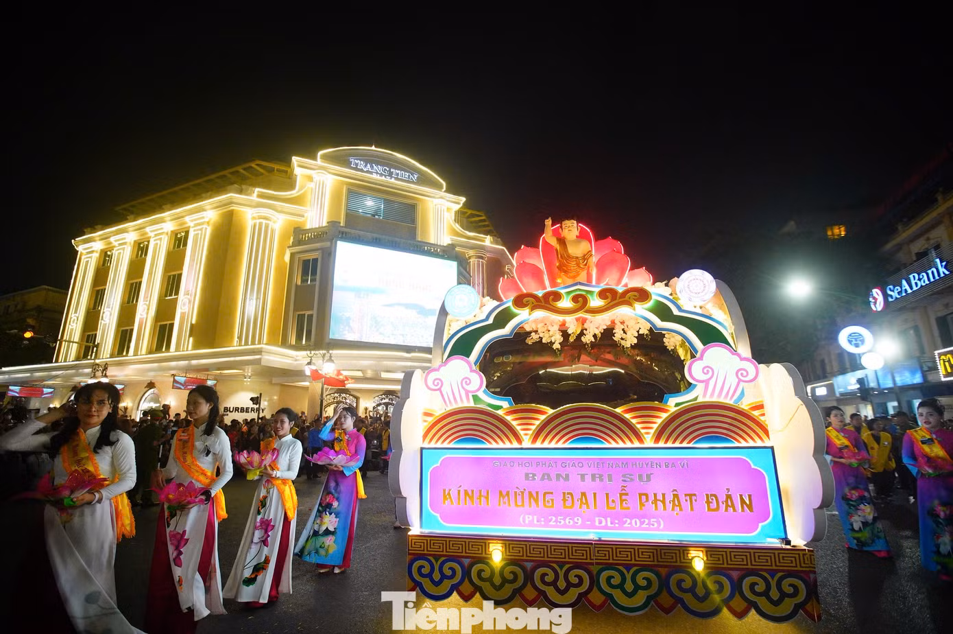 Xe hoa mừng Đại lễ Phật đản của Ban trị sự Giáo hội Phật giáo Việt Nam huyện Ba Vì.