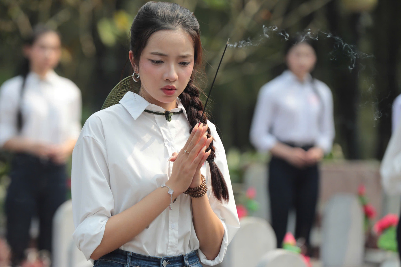 Là người con của Quảng Trị, thí sinh Võ Thị Thanh Bình xúc động khi được trở về quê hương và tham gia hoạt động dâng hương tại Nghĩa trang liệt sĩ Trường Sơn. “Tôi rất vui khi được trở về nơi sinh ra và lớn lên. Tôi thấy tự hào, biết ơn khi mọi người đang có mặt ở đây để thắp sáng những linh hồn không bao giờ tắt, những ngọn đèn không bao giờ nhắm mắt. Giờ đây, tôi xúc động khi đứng trước những phần bia mộ, càng trân quý hơn giá trị của hòa bình. Nơi đây không chỉ là nơi tưởng nhớ những anh hùng liệt sĩ mà còn là lời nhắc nhở thế hệ mai sau về giá trị của hòa bình, độc lập tự do mà chúng ta đang được hưởng thụ. Tôi tự hào là người con của quê hương Quảng Trị”, Thanh Bình nói.