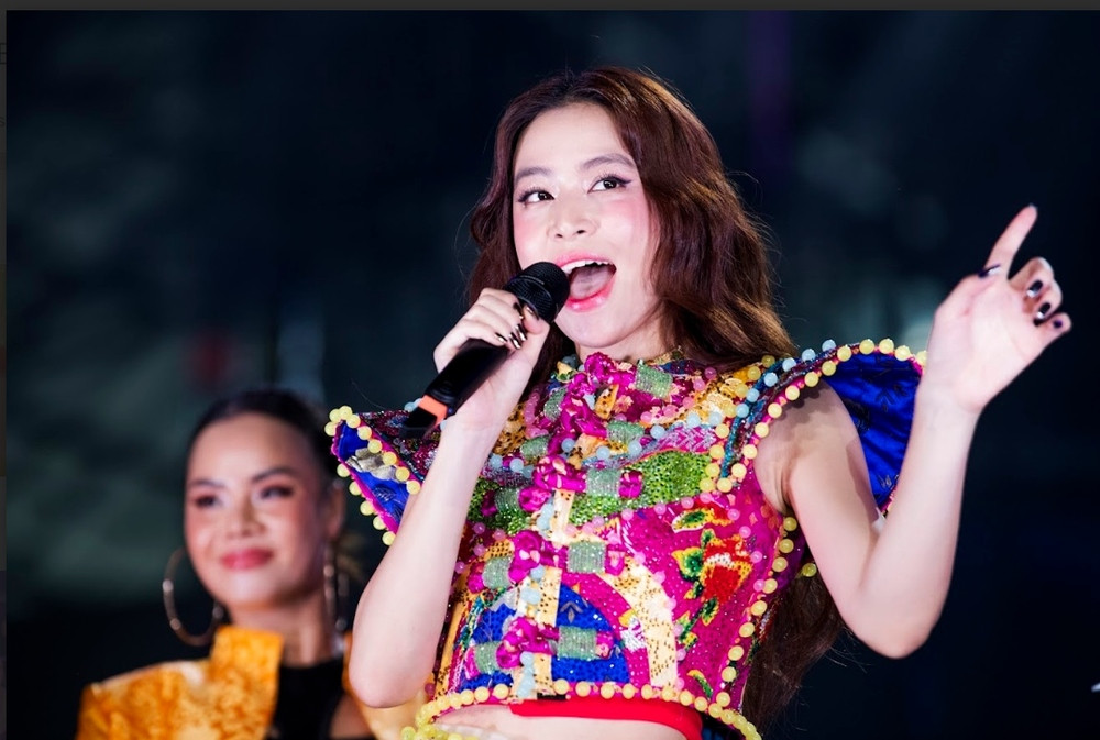 Khả năng hát live của Hoàng Thùy Linh luôn bị nghi ngờ. Khả năng hát live của Hoàng Thùy Linh luôn bị nghi ngờ.