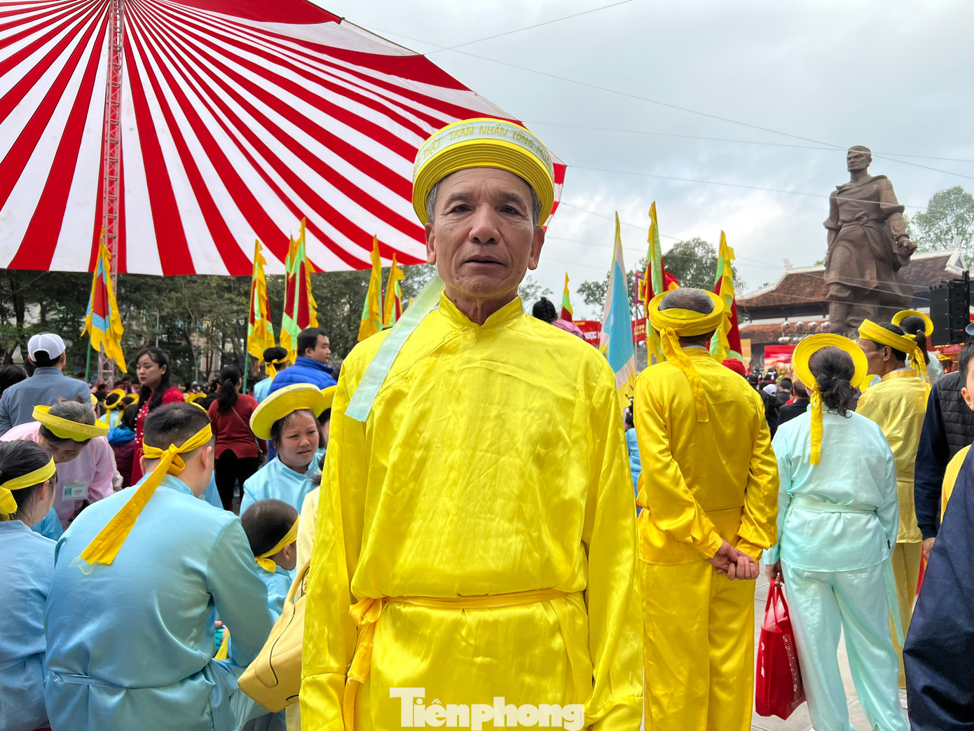 Ông Vũ Viết Cảnh (70 tuổi) - thành viên đoàn tế lễ, dâng hương - cho biết ông tự hào và xúc động khi có mặt trong dịp lễ quan trọng để đền ơn trả nghĩa các anh hùng dân tộc. "Lễ hội này cần được gìn giữ đúng với ý nghĩa và truyền lại cho con cháu muôn đời sau", ông Cảnh nói. Ông cho biết thành viên đoàn tế lễ gồm nhiều lứa tuổi khác nhau, từ trẻ đến già. Một số người tham gia nghi thức dâng hương ở lễ hội gò Đống Đa suốt hơn chục năm qua.