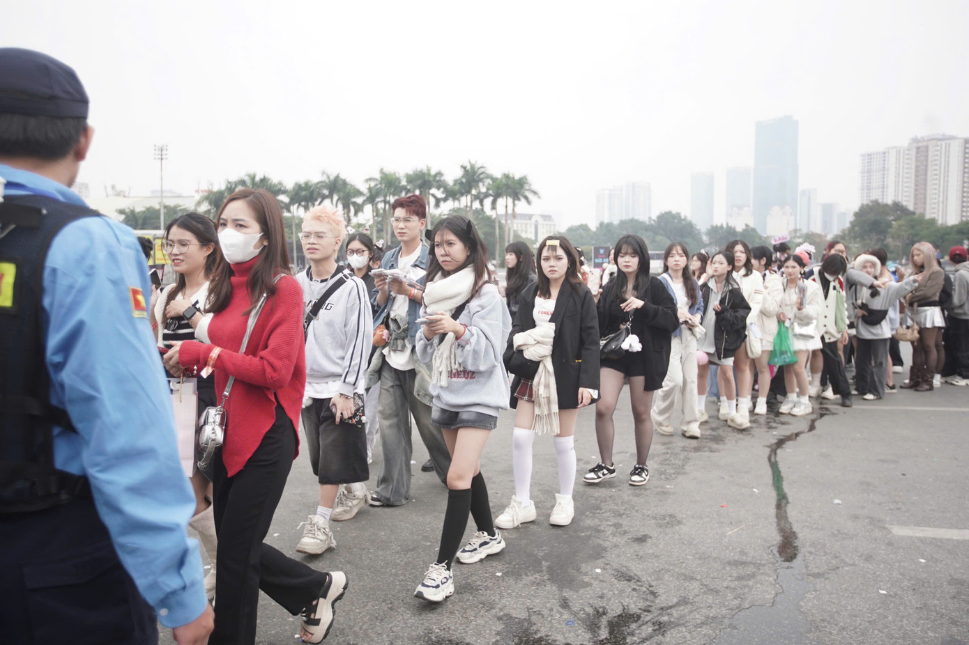 Khoảng 12h trưa 9/12, BTC mở cổng để người hâm mộ vào khu đứng. Đám đông nhanh chóng ùa vào sân tạo nên cảnh tượng hỗn loạn.