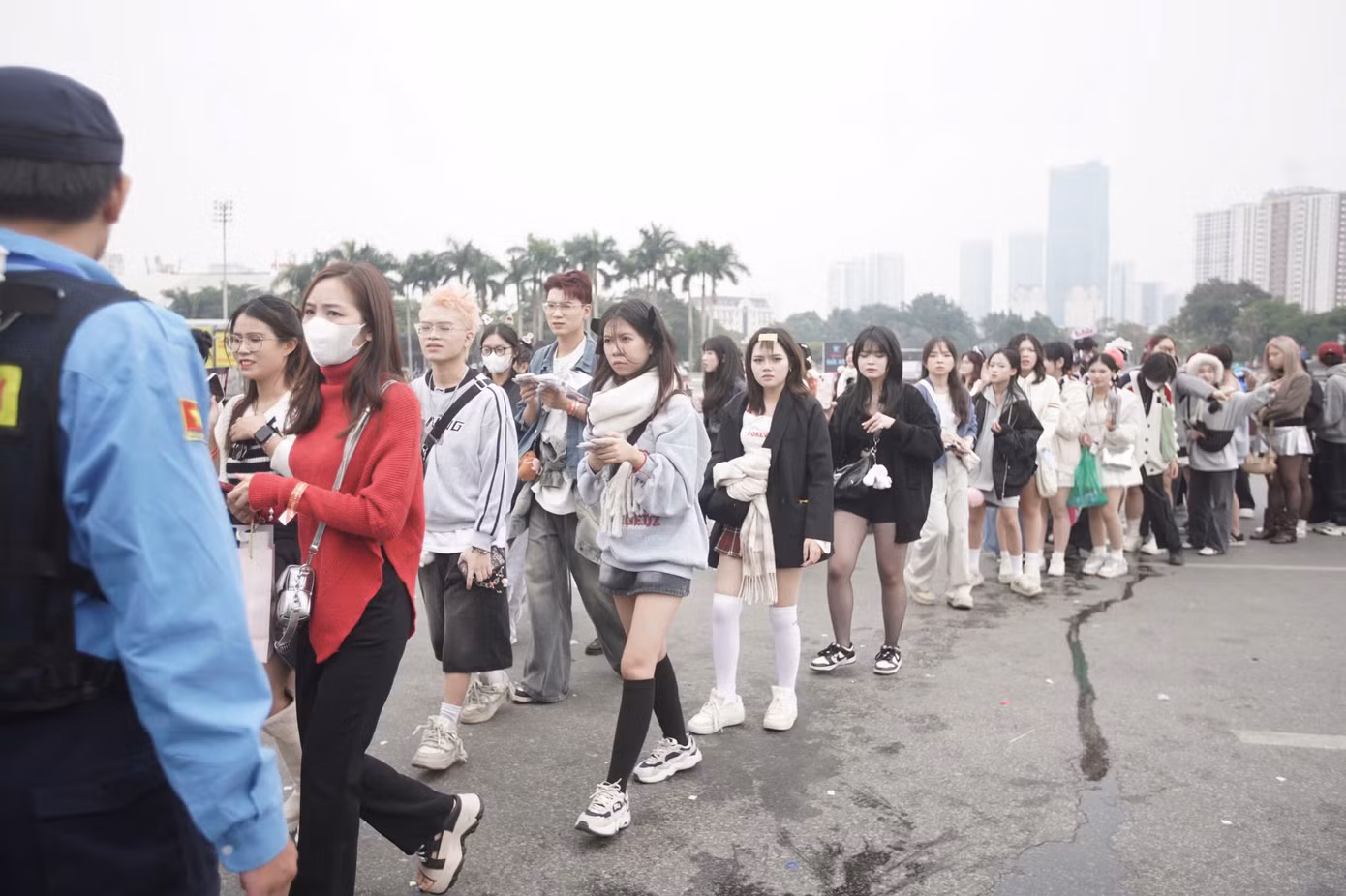Khoảng 12h trưa 9/12, BTC mở cổng để người hâm mộ vào khu đứng. Đám đông nhanh chóng ùa vào sân tạo nên cảnh tượng hỗn loạn.