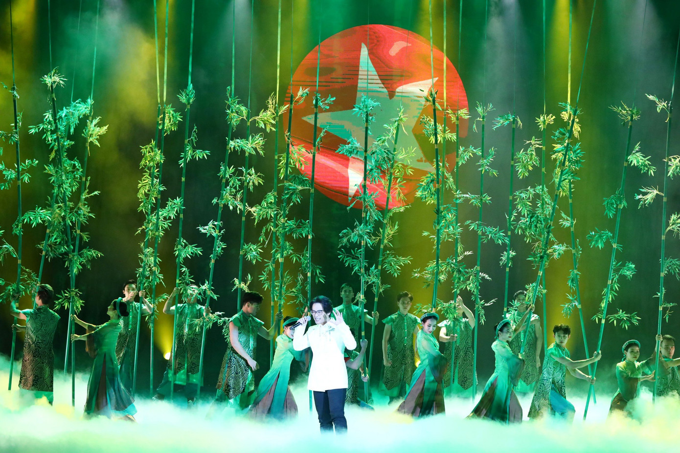 Ca sĩ Hà Anh Tuấn trên sân khấu Chương trình nghệ thuật chào mừng phiên toàn thể Đại hội đại biểu toàn quốc Hội Sinh viên Việt Nam toàn quốc lần thứ XI. Nam ca sĩ thể hiện ca khúc Người Việt Nam của nhạc sĩ Võ Thiện Thanh.