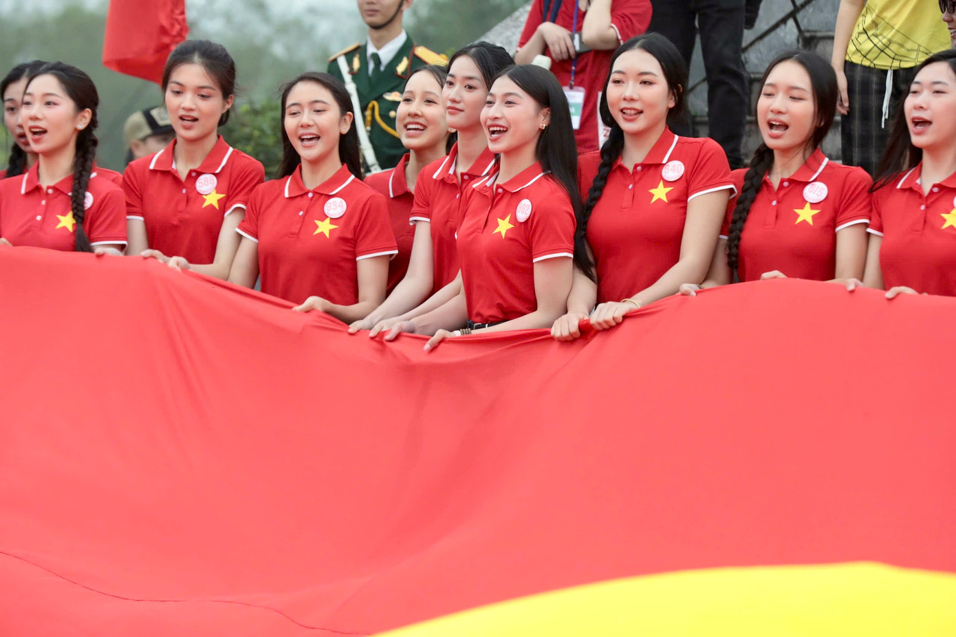 Dàn thí sinh bên lá cờ Tổ quốc, hát vang ca khúc Như có Bác trong ngày đại thắng.