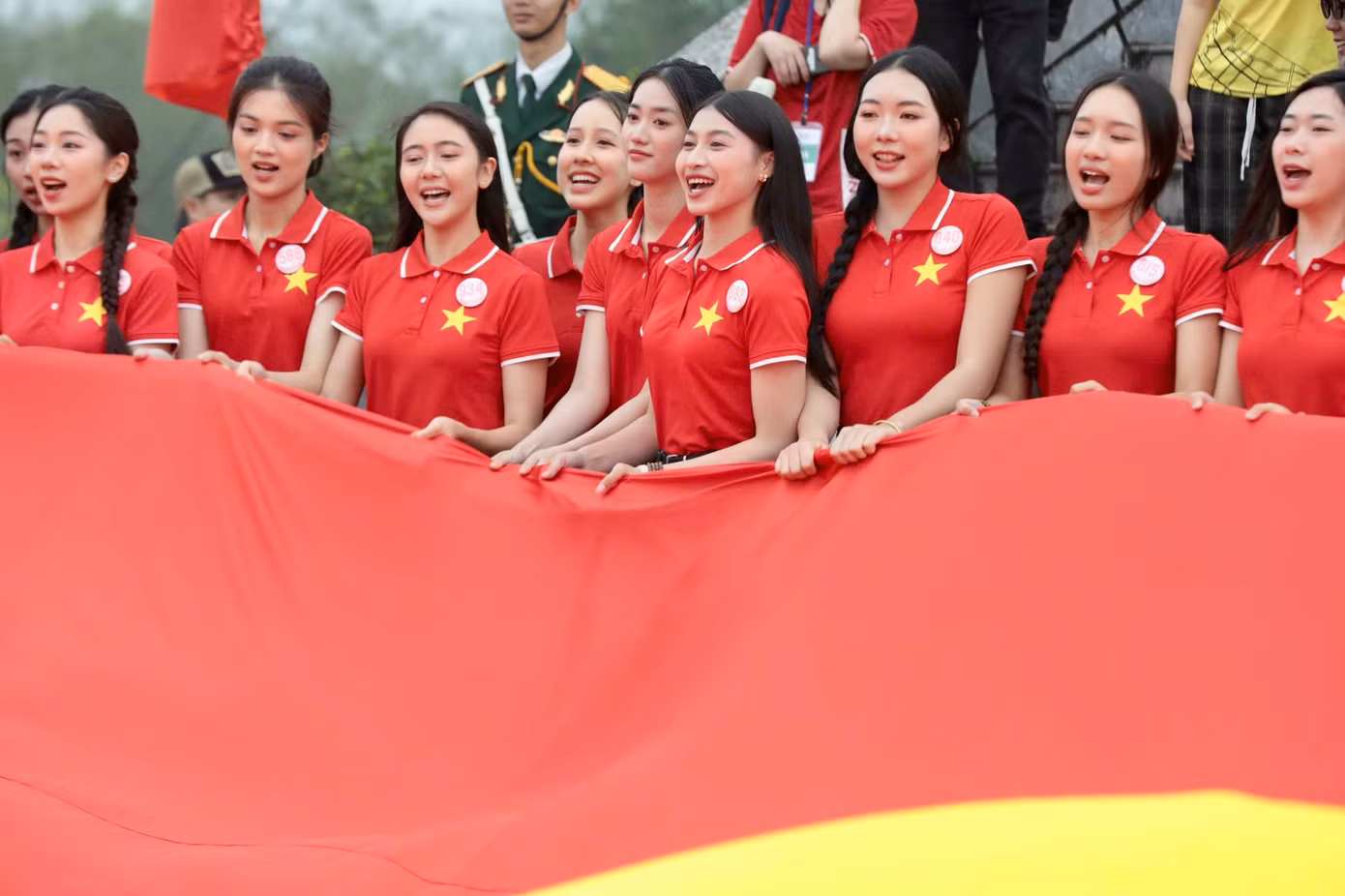 Dàn thí sinh bên lá cờ Tổ quốc, hát vang ca khúc Như có Bác trong ngày đại thắng.