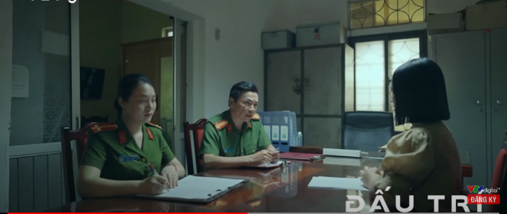 Đại tá Giang lấy lời khai của Bình. Ảnh: CMH. Đại tá Giang lấy lời khai của Bình. Ảnh: CMH.