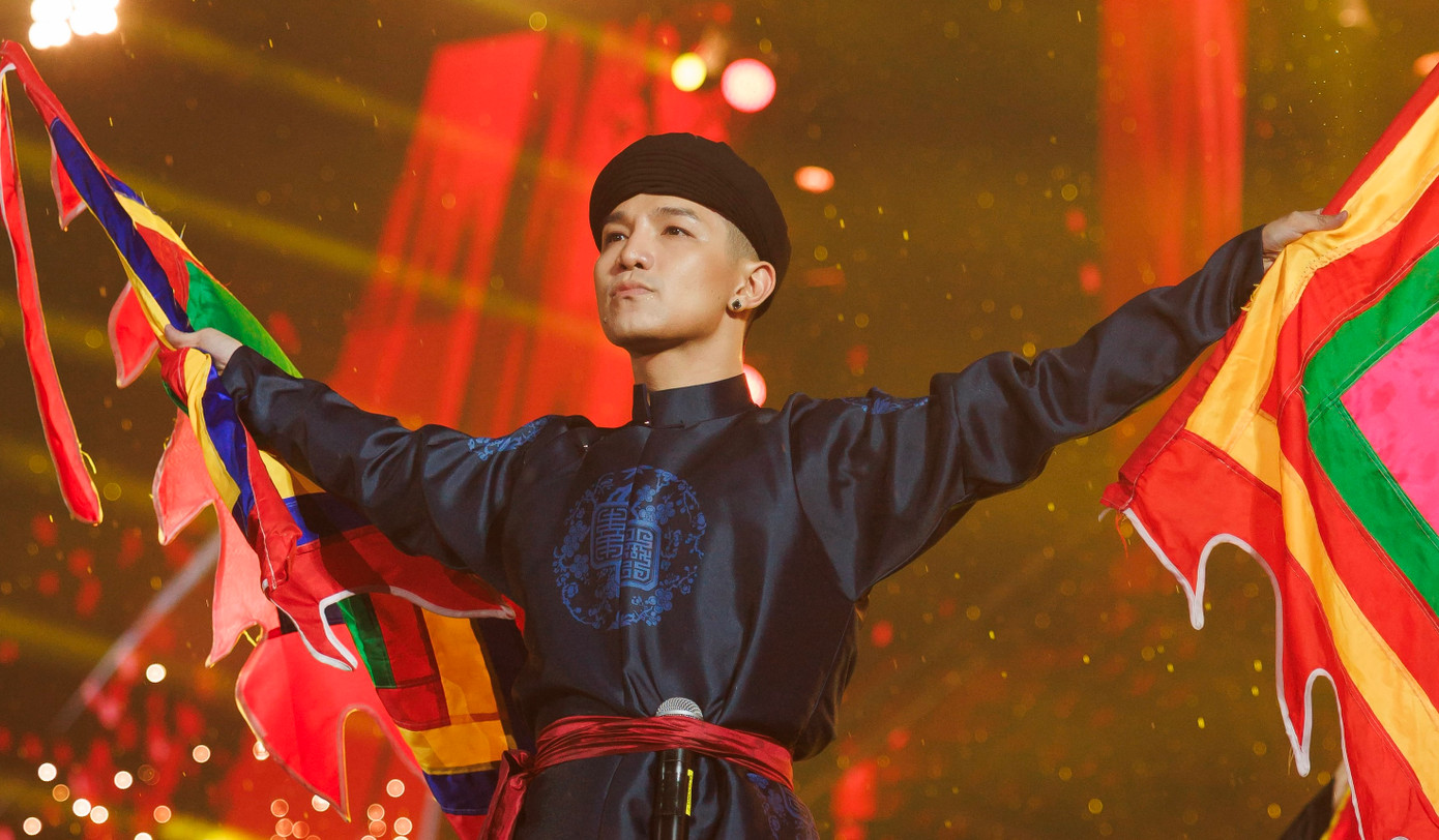 Tiết mục Trống cơm ở gần cuối chương trình. Kết show, NSND Tự Long nói lời cảm ơn và nhờ khán giả chuyển lời xin lỗi của các nghệ sĩ tới phụ huynh. "Mưa cả một buổi tối, các bạn vẫn dầm mưa, đến với chúng tôi, vẫn nghe hát bằng tất cả những gì chỉ có trong trái tim chúng ta mới hiểu. Có lẽ đây cũng là nét đẹp văn hóa thể hiện sự thủy chung, son sắt của người Việt", NSND Tự Long nói.